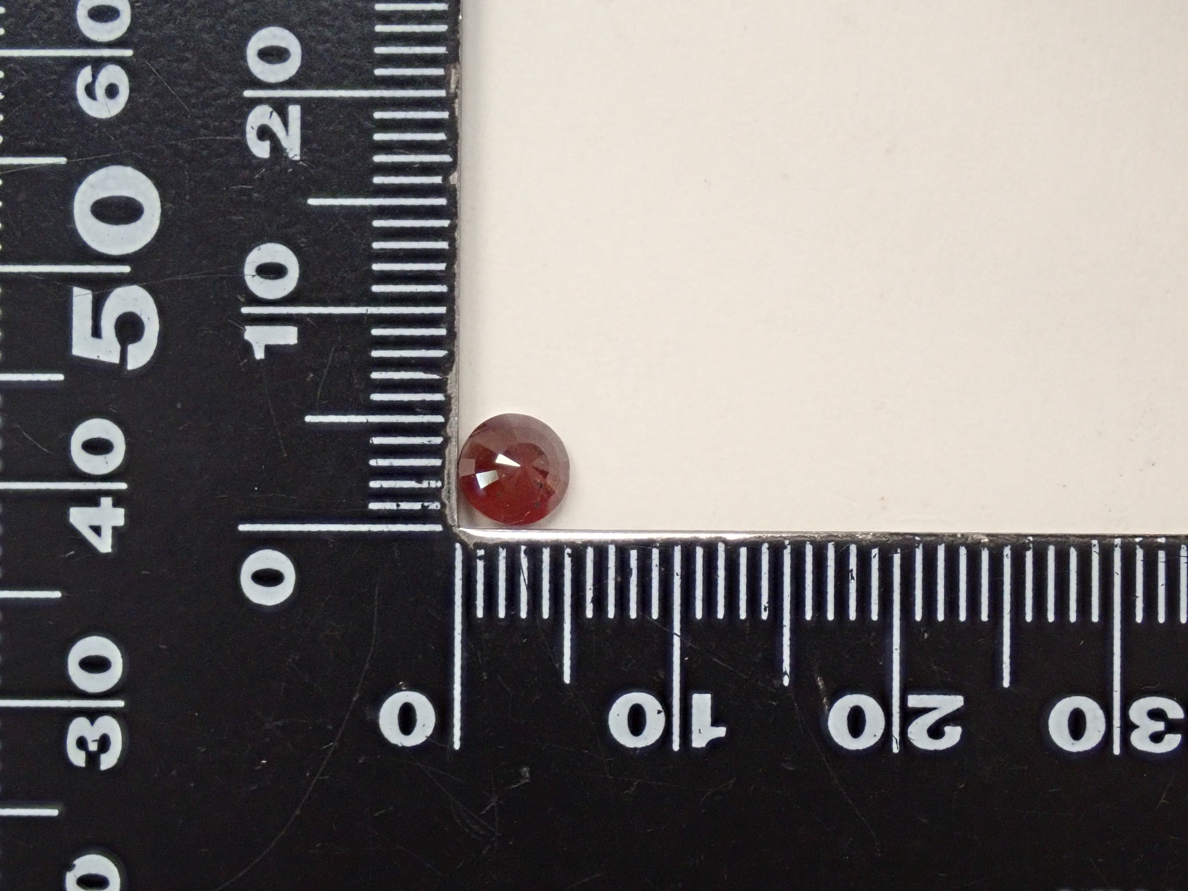 彩虹石榴石(鈣鐵榴石)0.719克拉裸石,產自奈良縣天川村