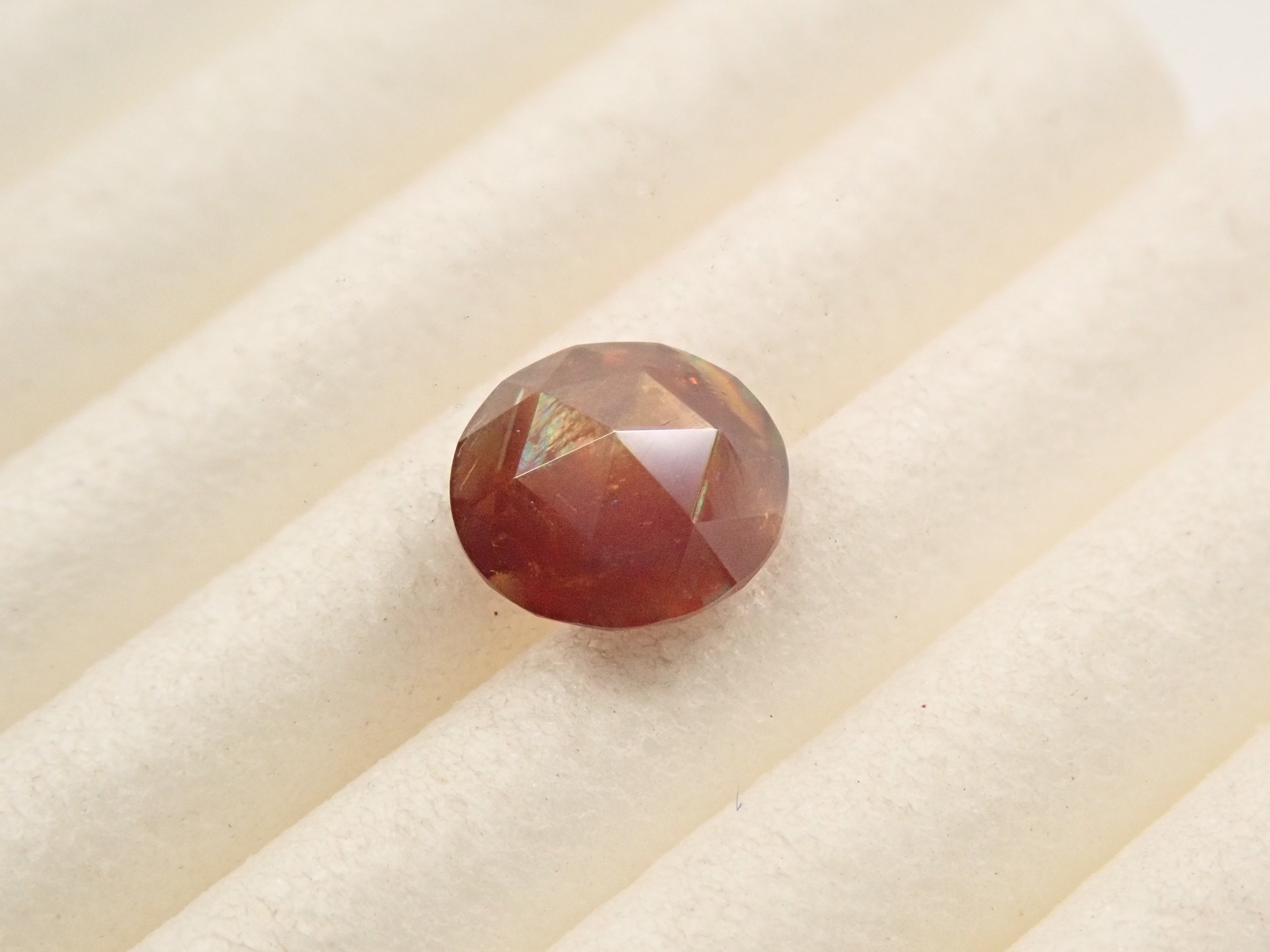 彩虹石榴石(鈣鐵榴石)0.732克拉裸石,產自奈良縣天川村