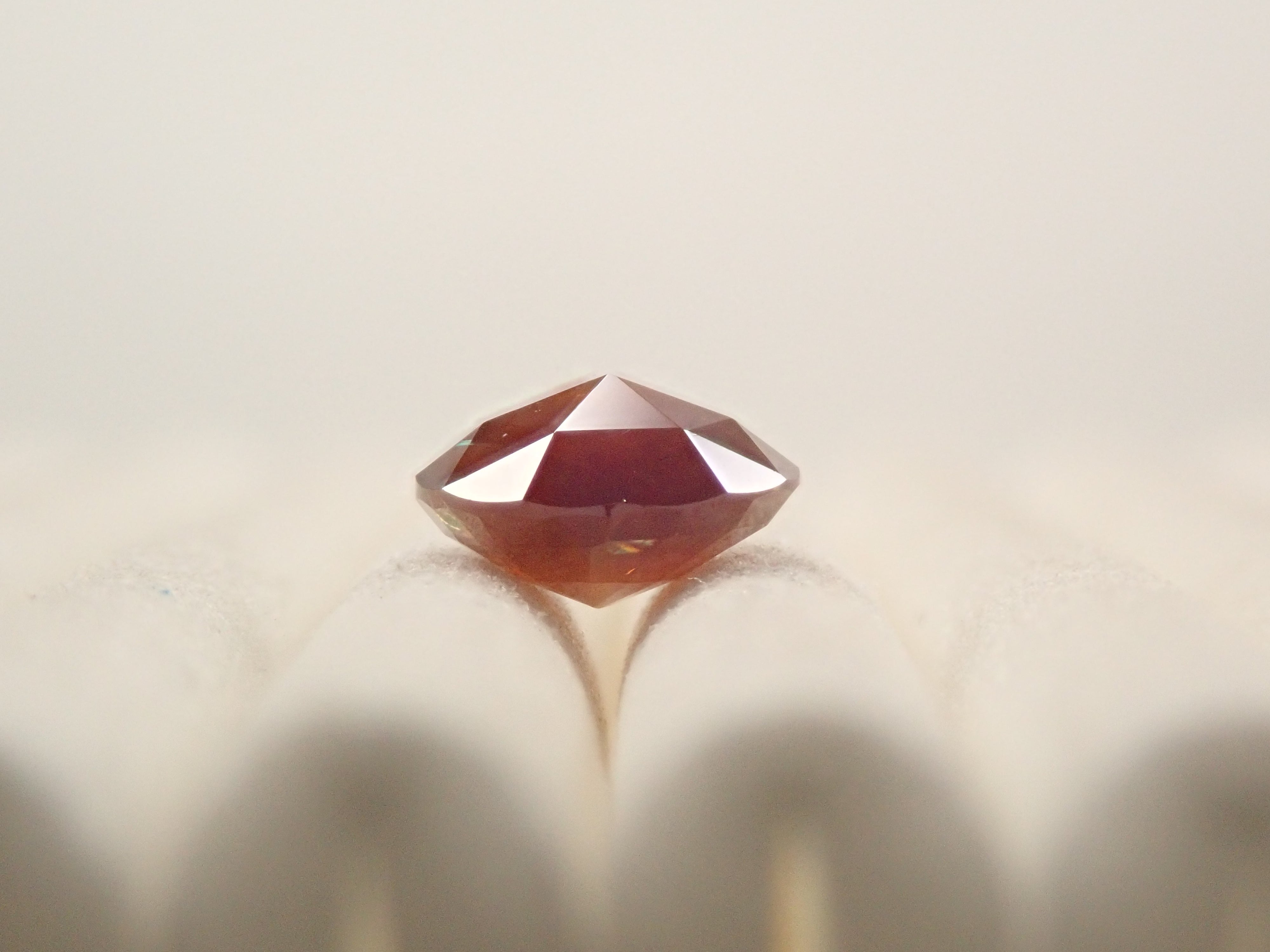 彩虹石榴石(鈣鐵榴石)0.732克拉裸石,產自奈良縣天川村