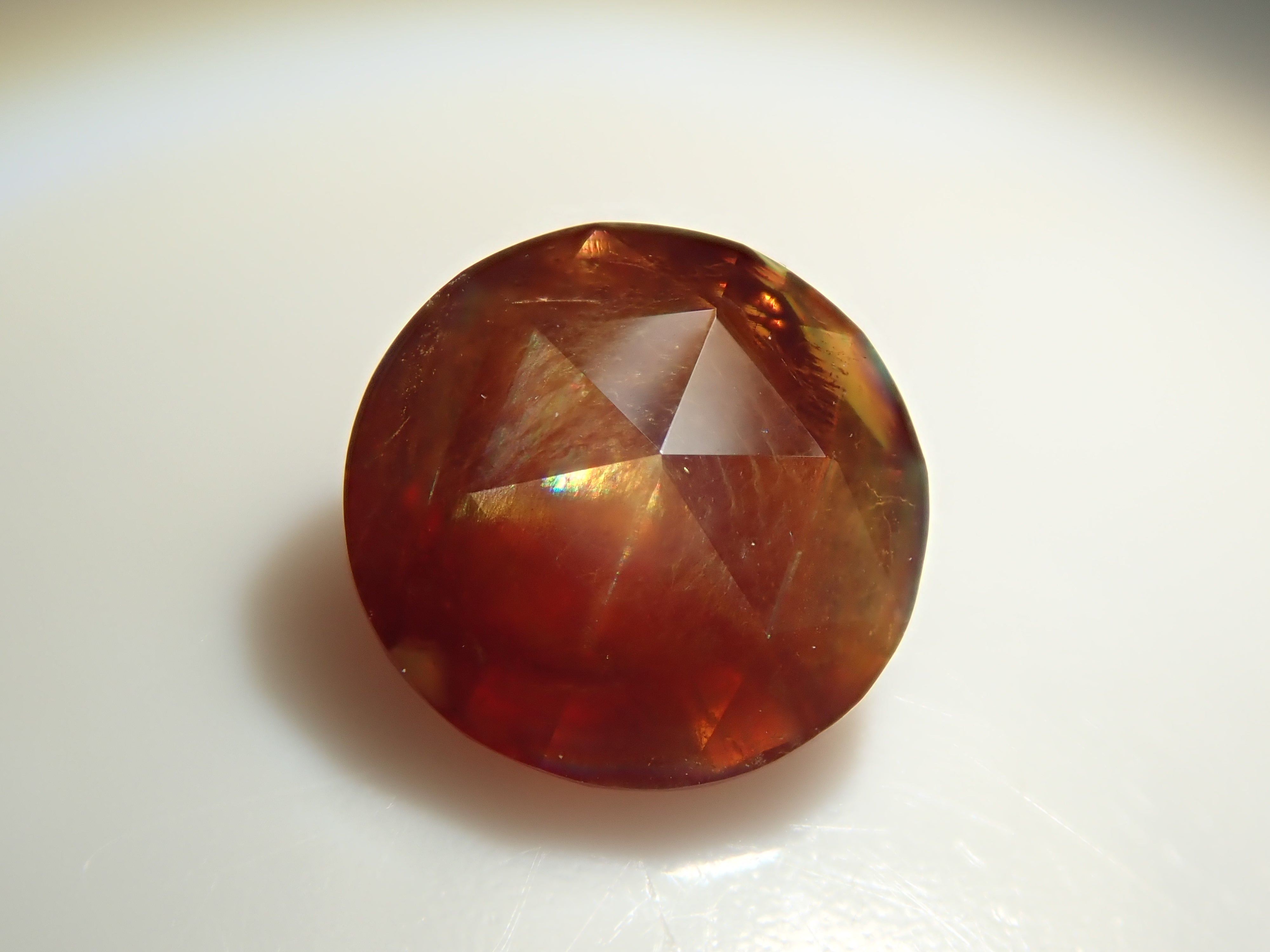 彩虹石榴石(鈣鐵榴石)0.732克拉裸石,產自奈良縣天川村