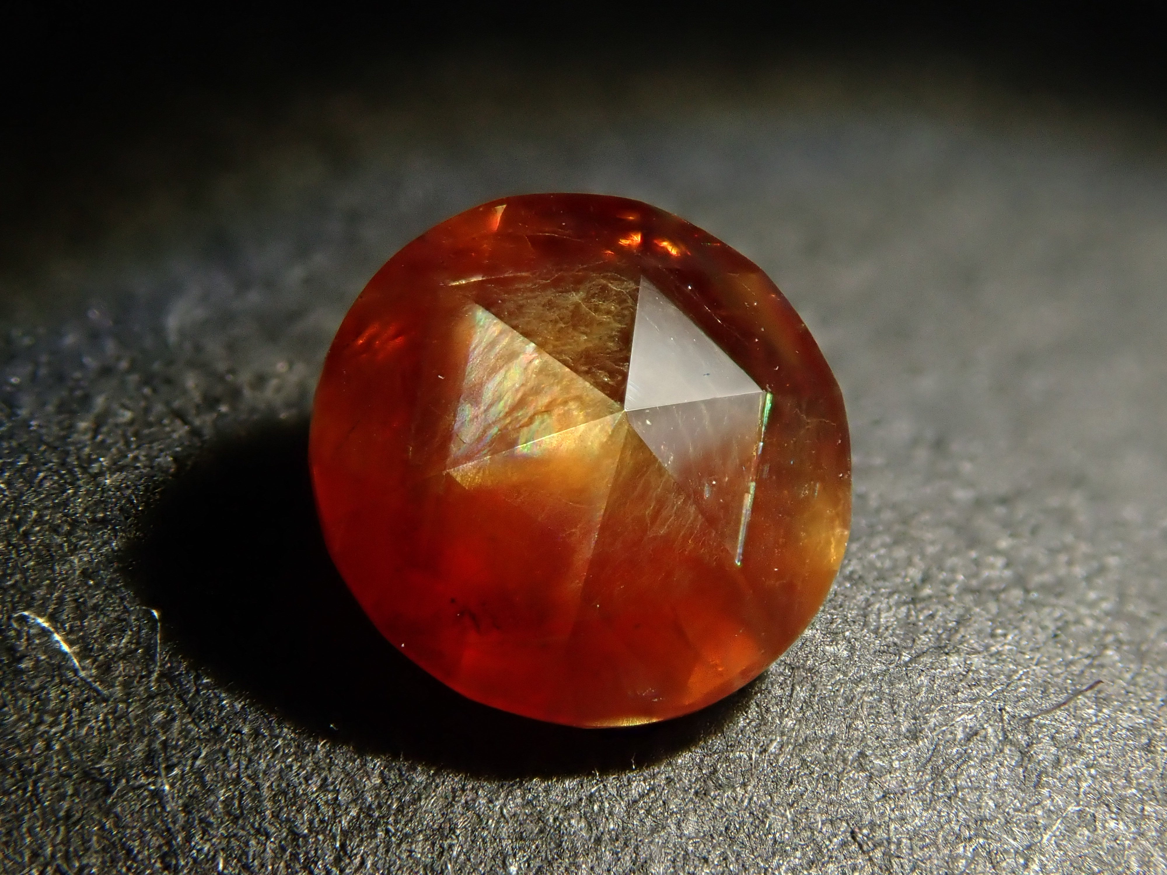 彩虹石榴石(鈣鐵榴石)0.732克拉裸石,產自奈良縣天川村