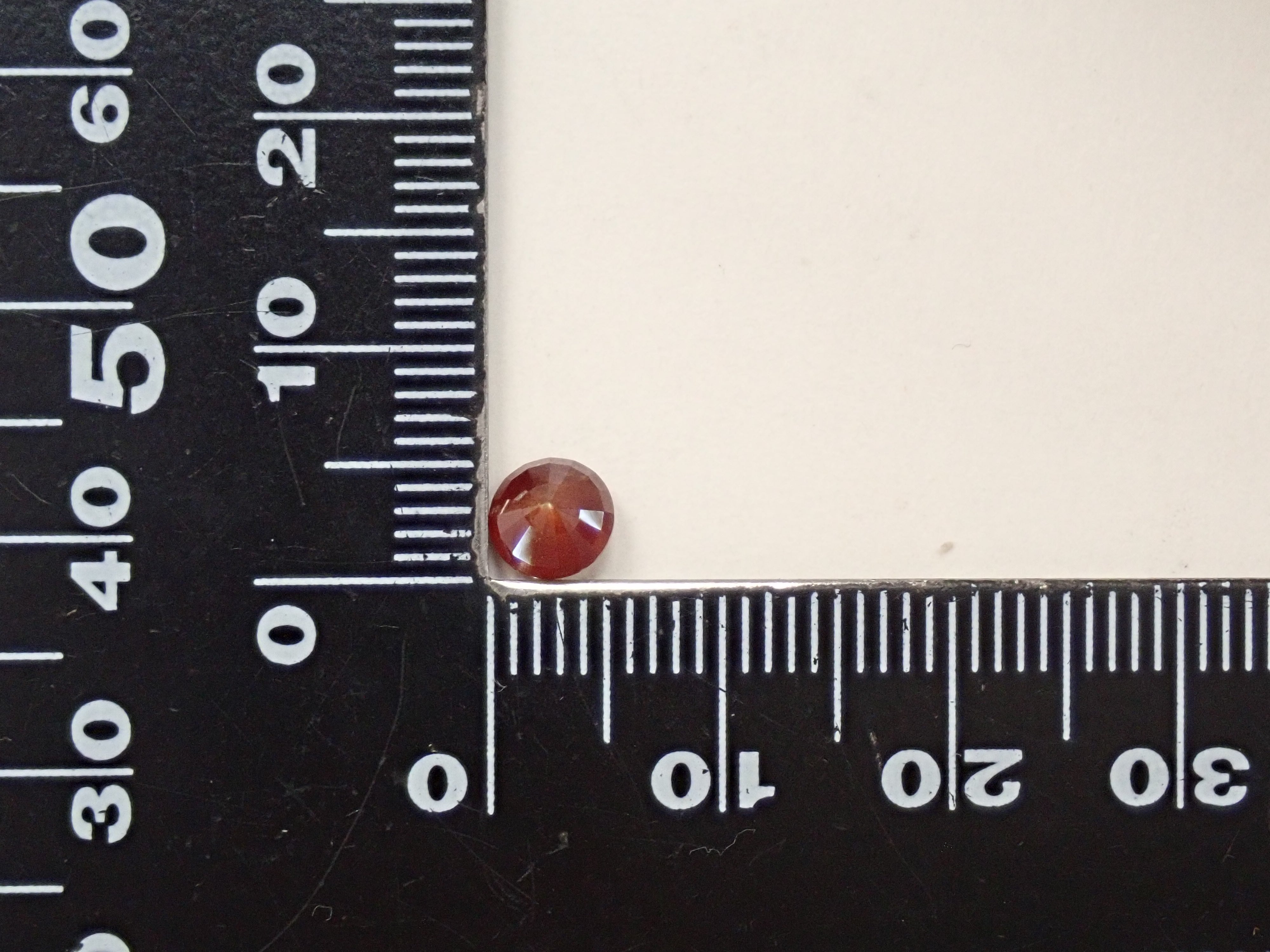 彩虹石榴石(鈣鐵榴石)0.732克拉裸石,產自奈良縣天川村