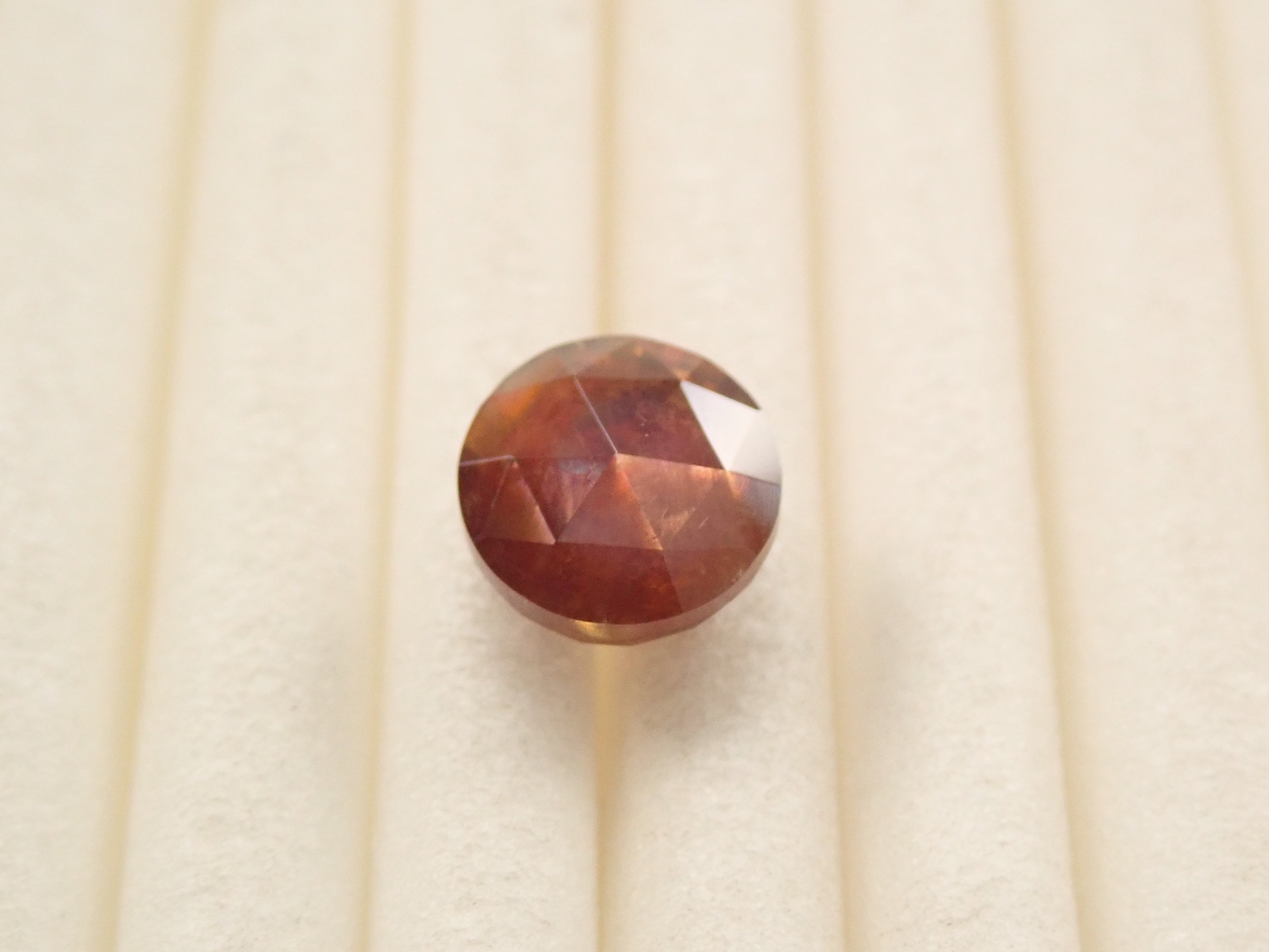 彩虹石榴石(鈣鐵榴石)1.329克拉裸石,產自奈良縣天川村