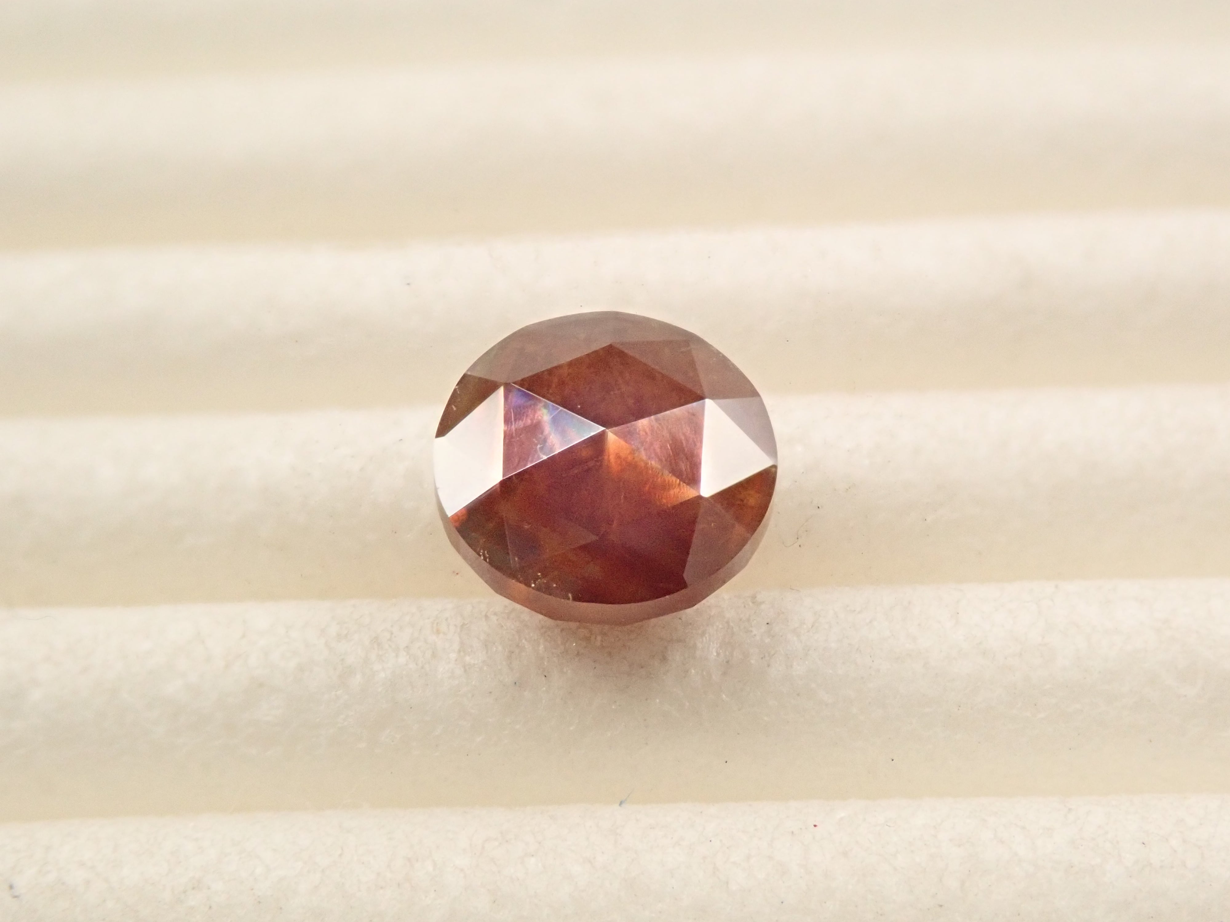 彩虹石榴石(鈣鐵榴石)1.329克拉裸石,產自奈良縣天川村