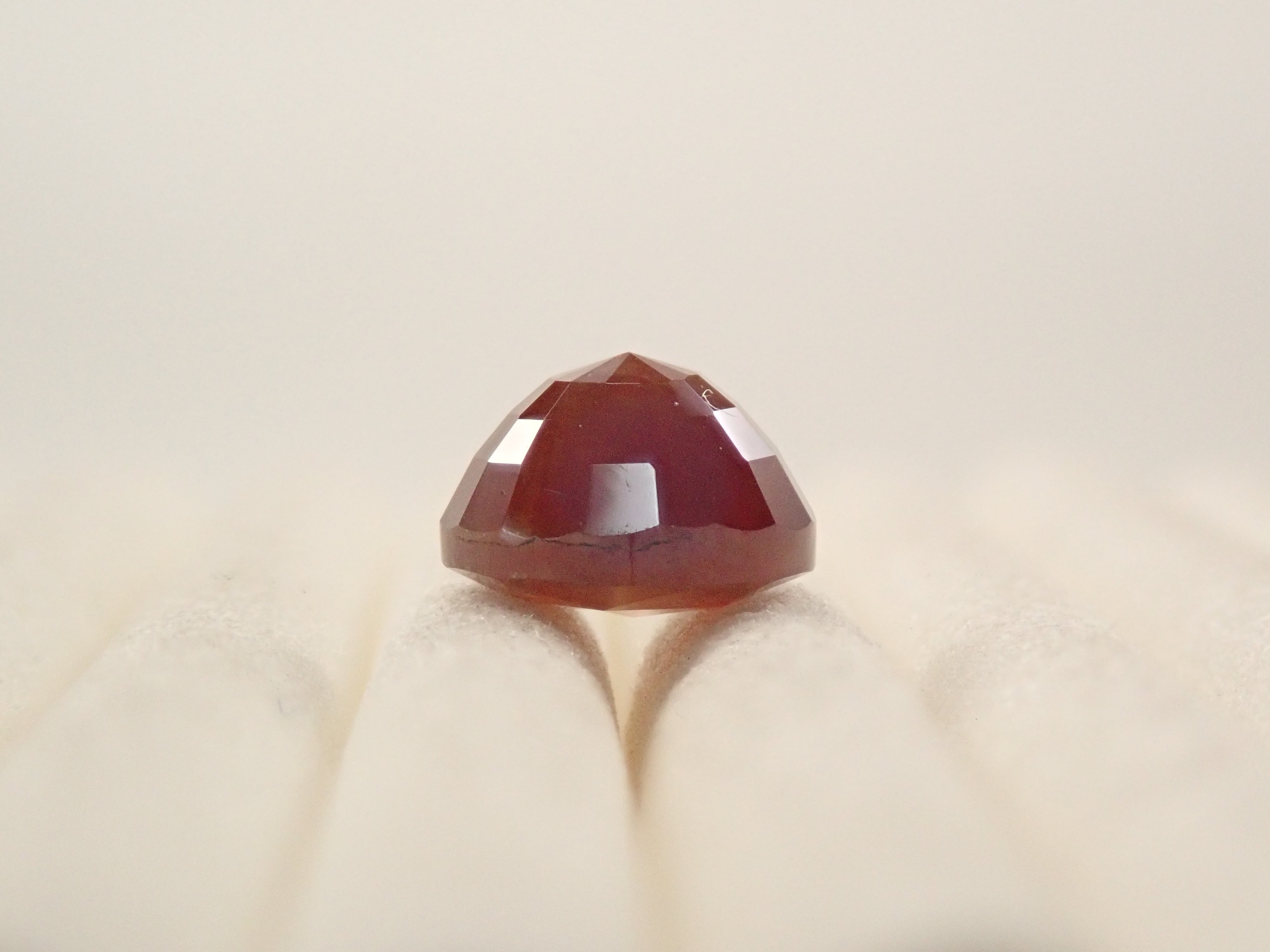 彩虹石榴石(鈣鐵榴石)1.329克拉裸石,產自奈良縣天川村