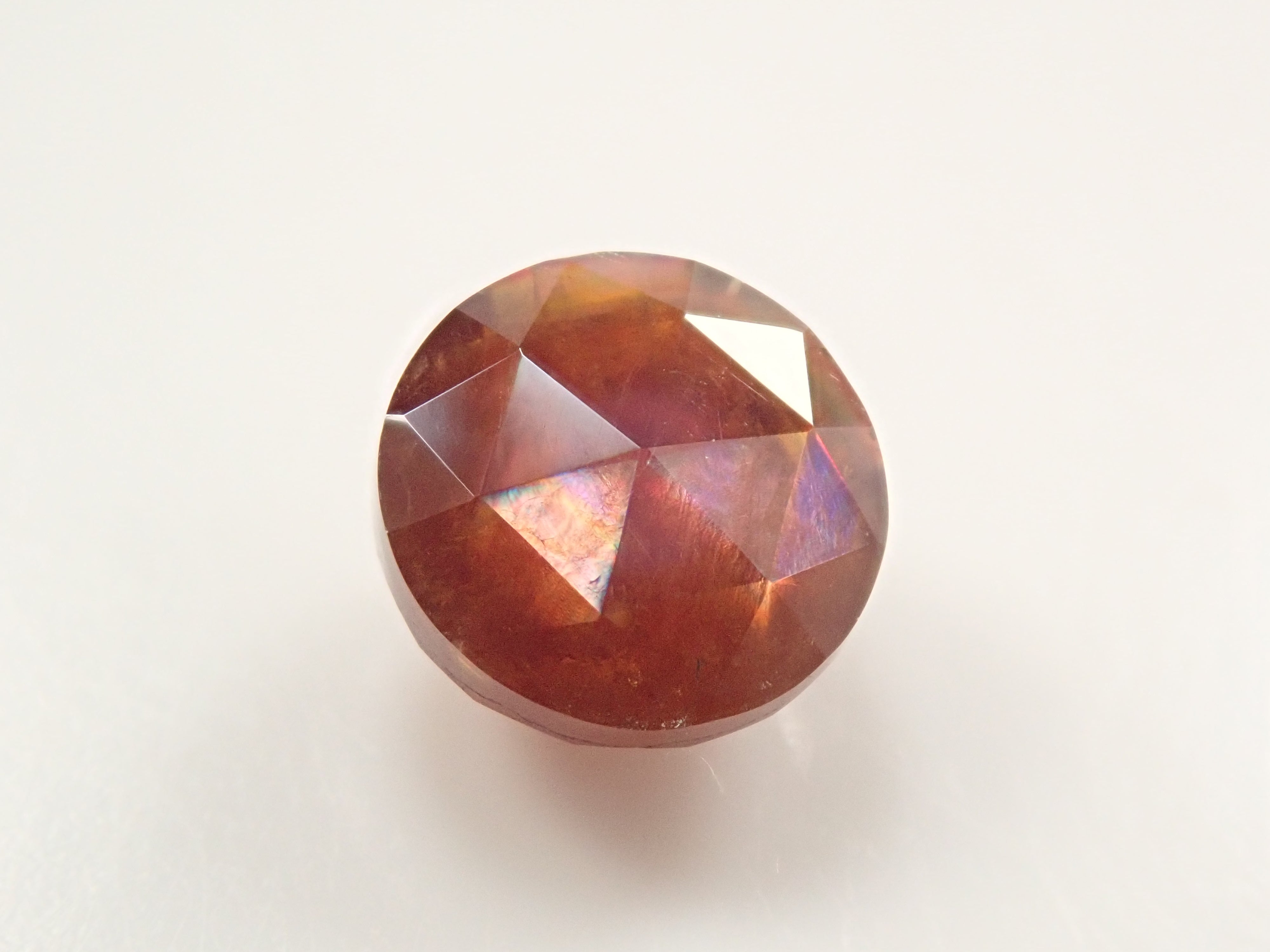 彩虹石榴石(鈣鐵榴石)1.329克拉裸石,產自奈良縣天川村