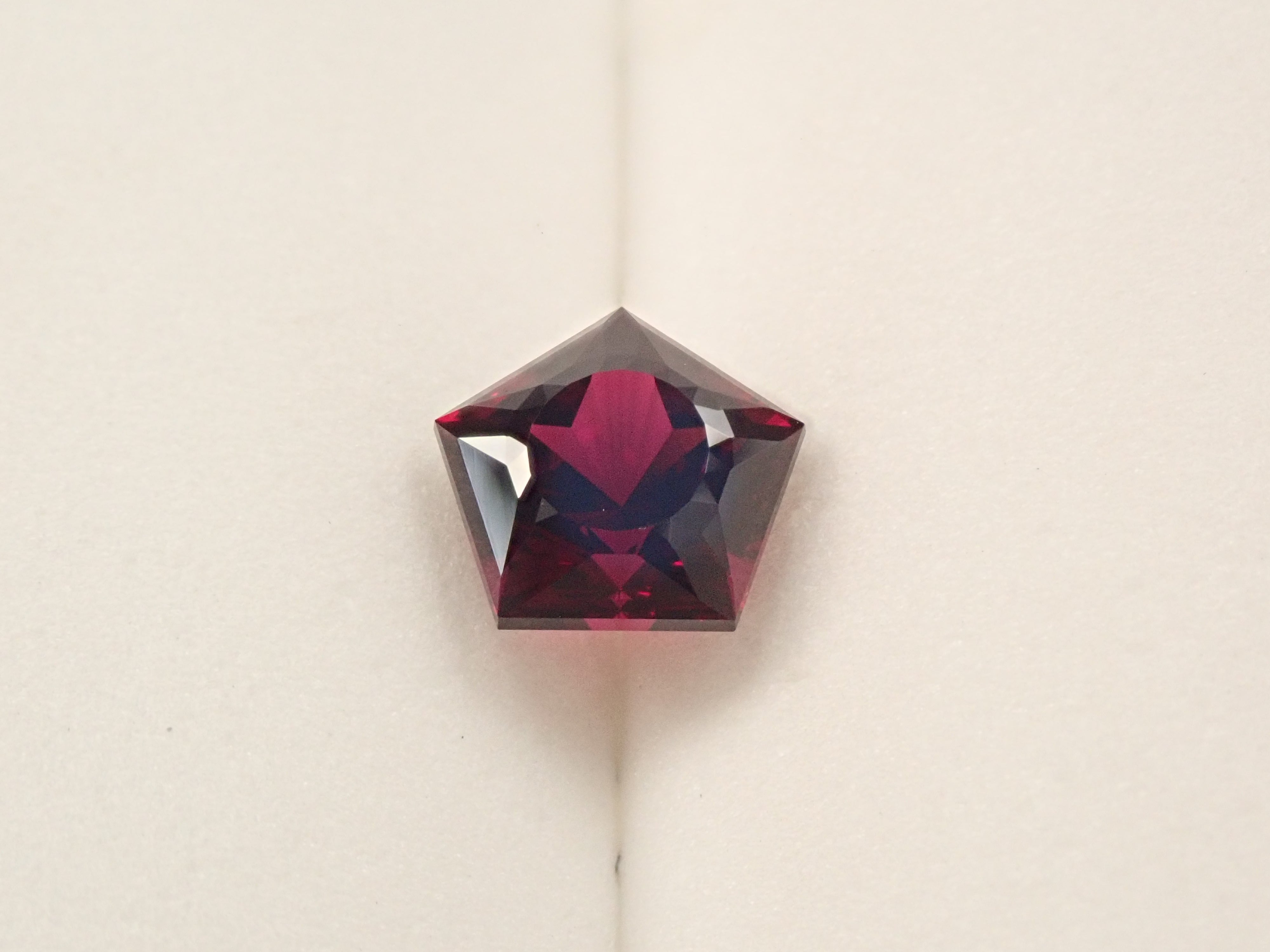 【1/4 22時販売】モザンビーク産ロードライトガーネット 3.161ctルース