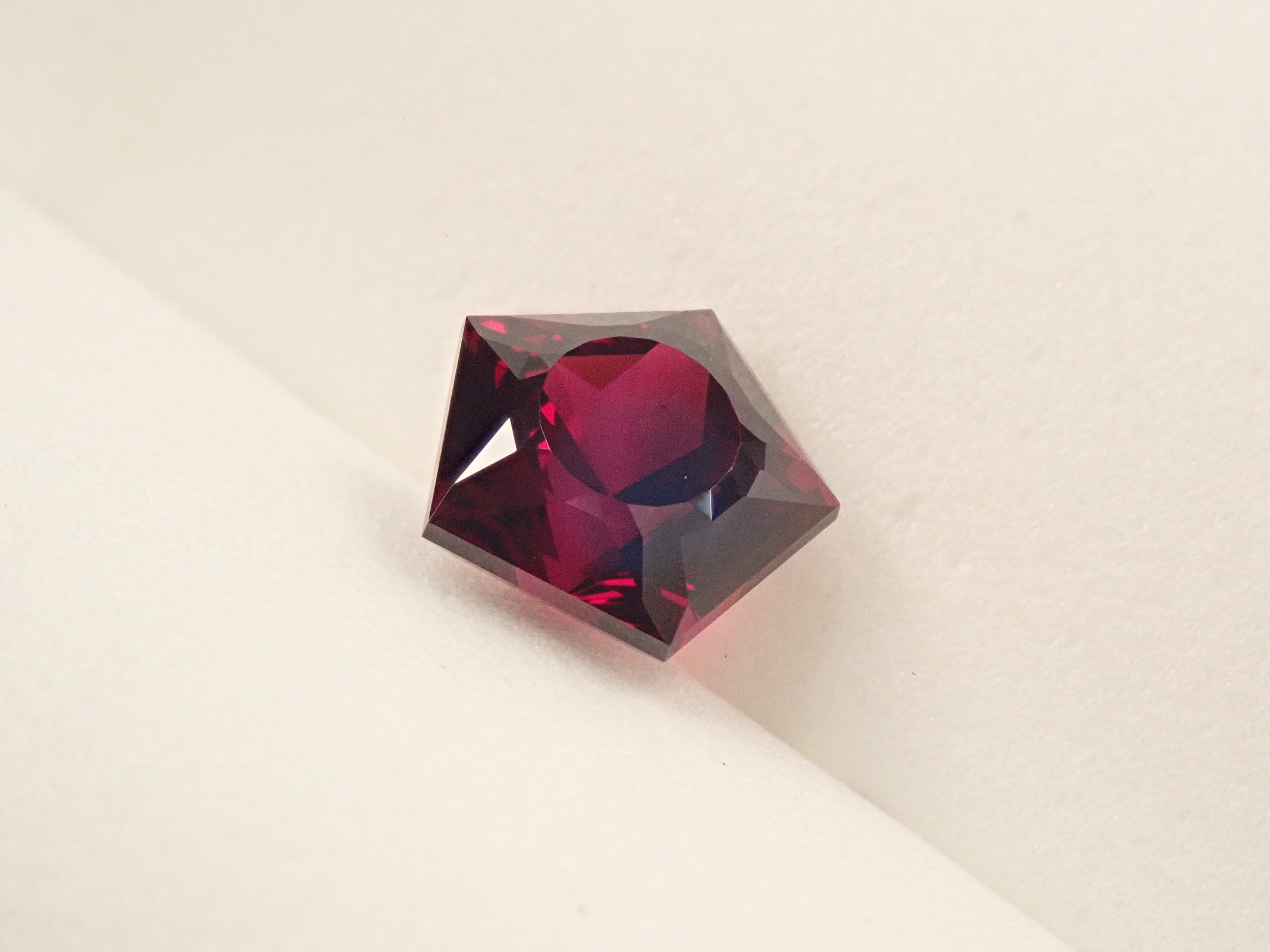 【1/4 22時販売】モザンビーク産ロードライトガーネット 3.161ctルース