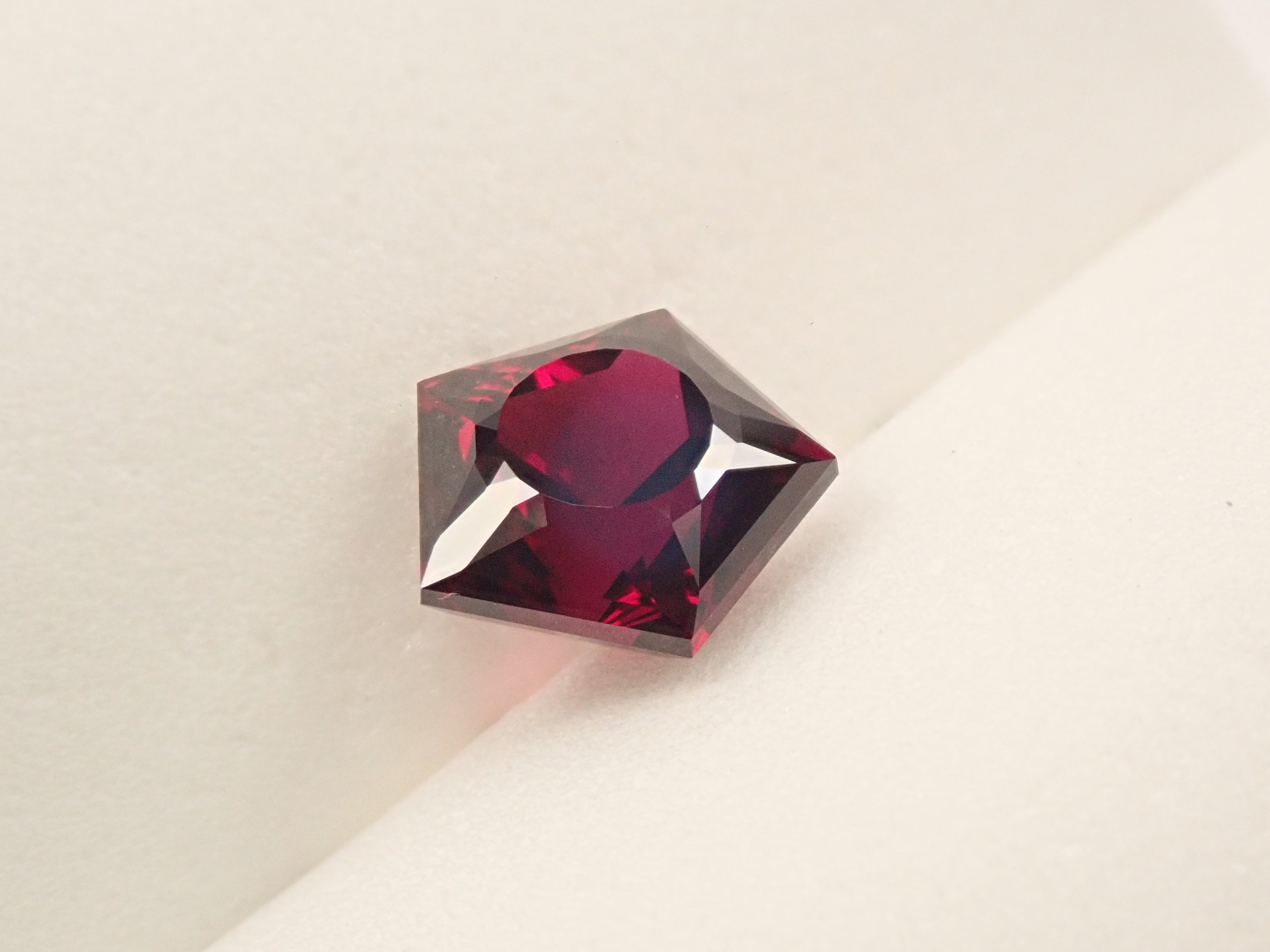 【1/4 22時販売】モザンビーク産ロードライトガーネット 3.161ctルース