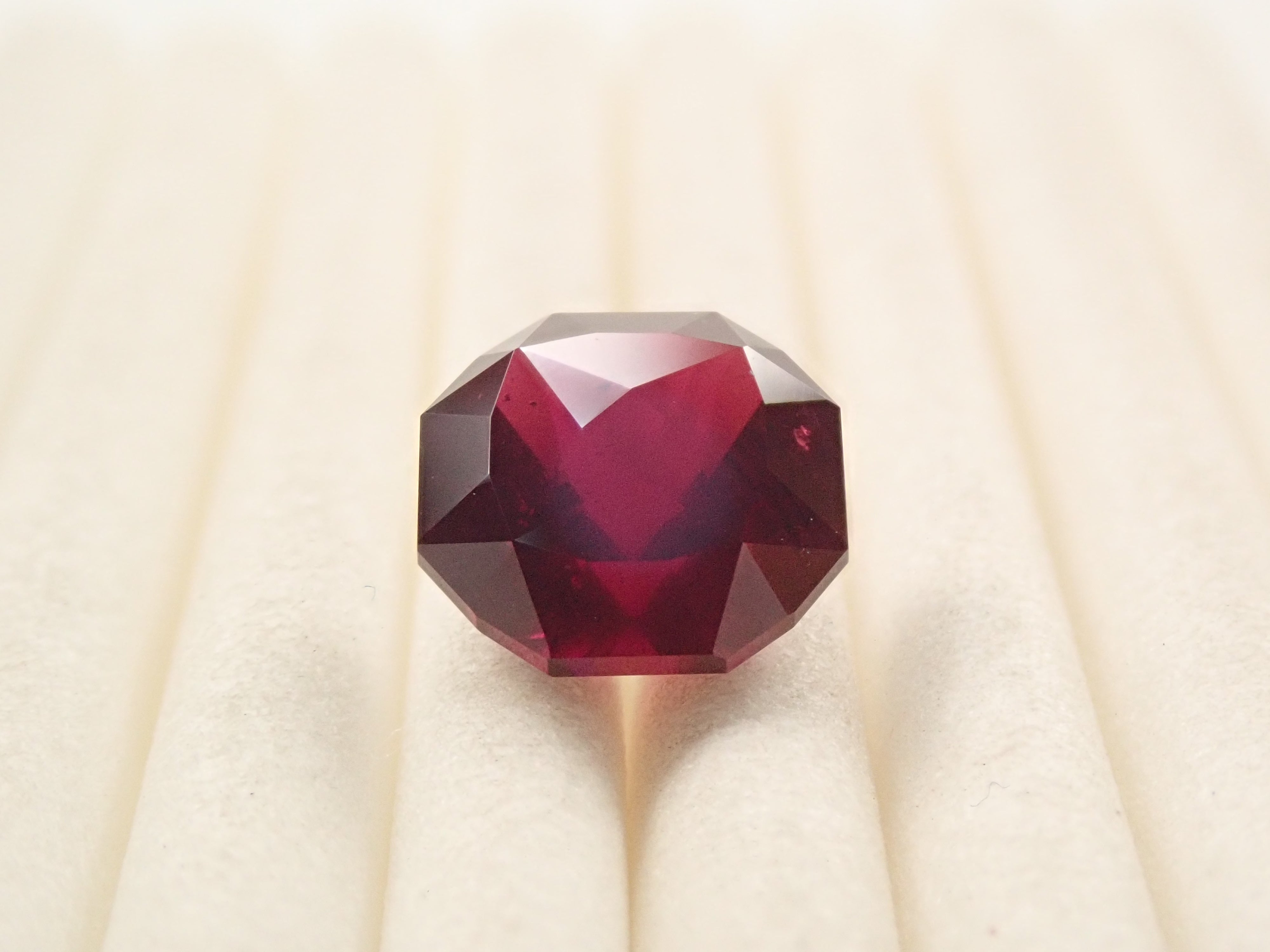 タンザニア産アルマンディンガーネット 2.897ctルース