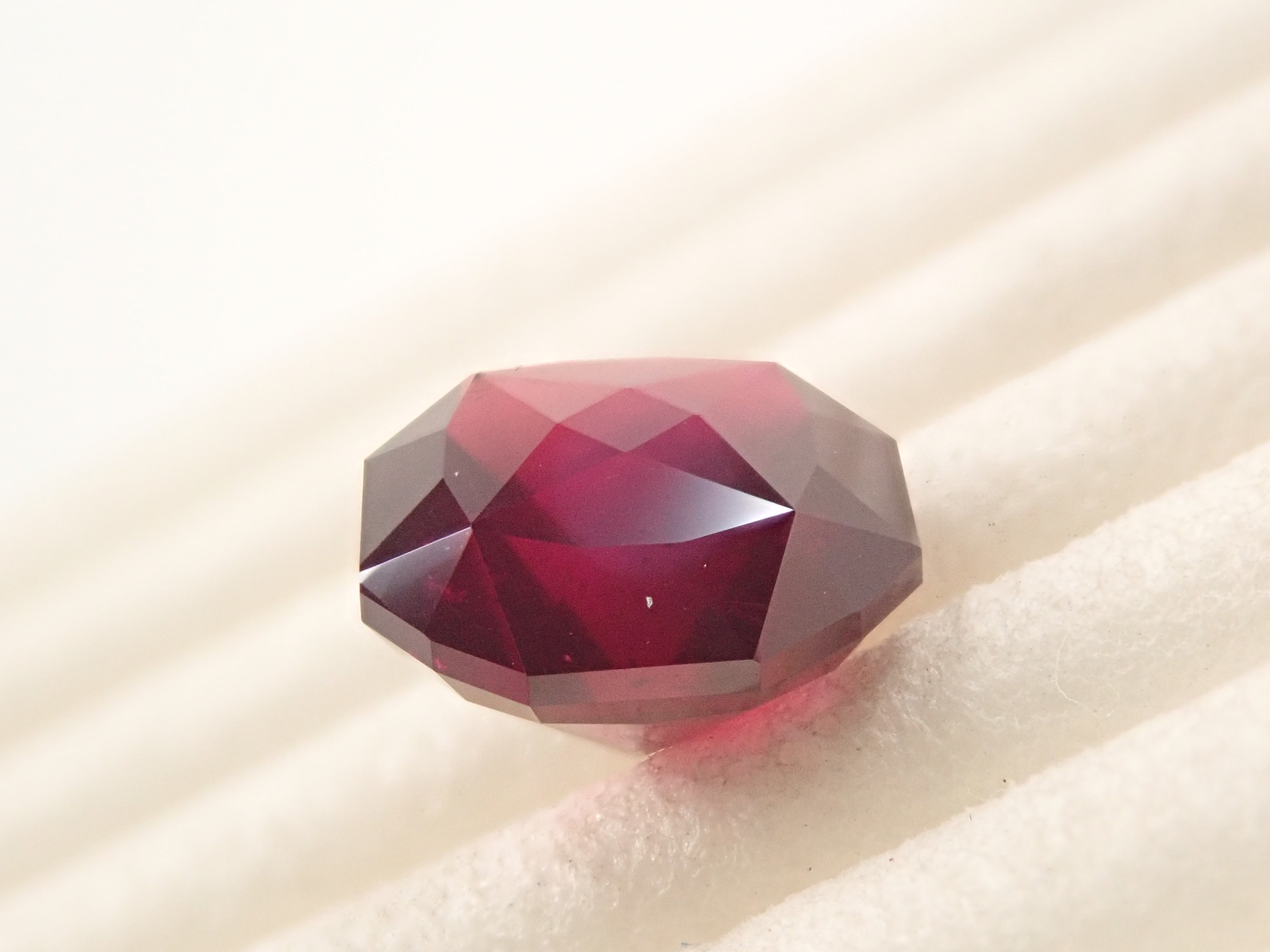 タンザニア産アルマンディンガーネット 2.897ctルース