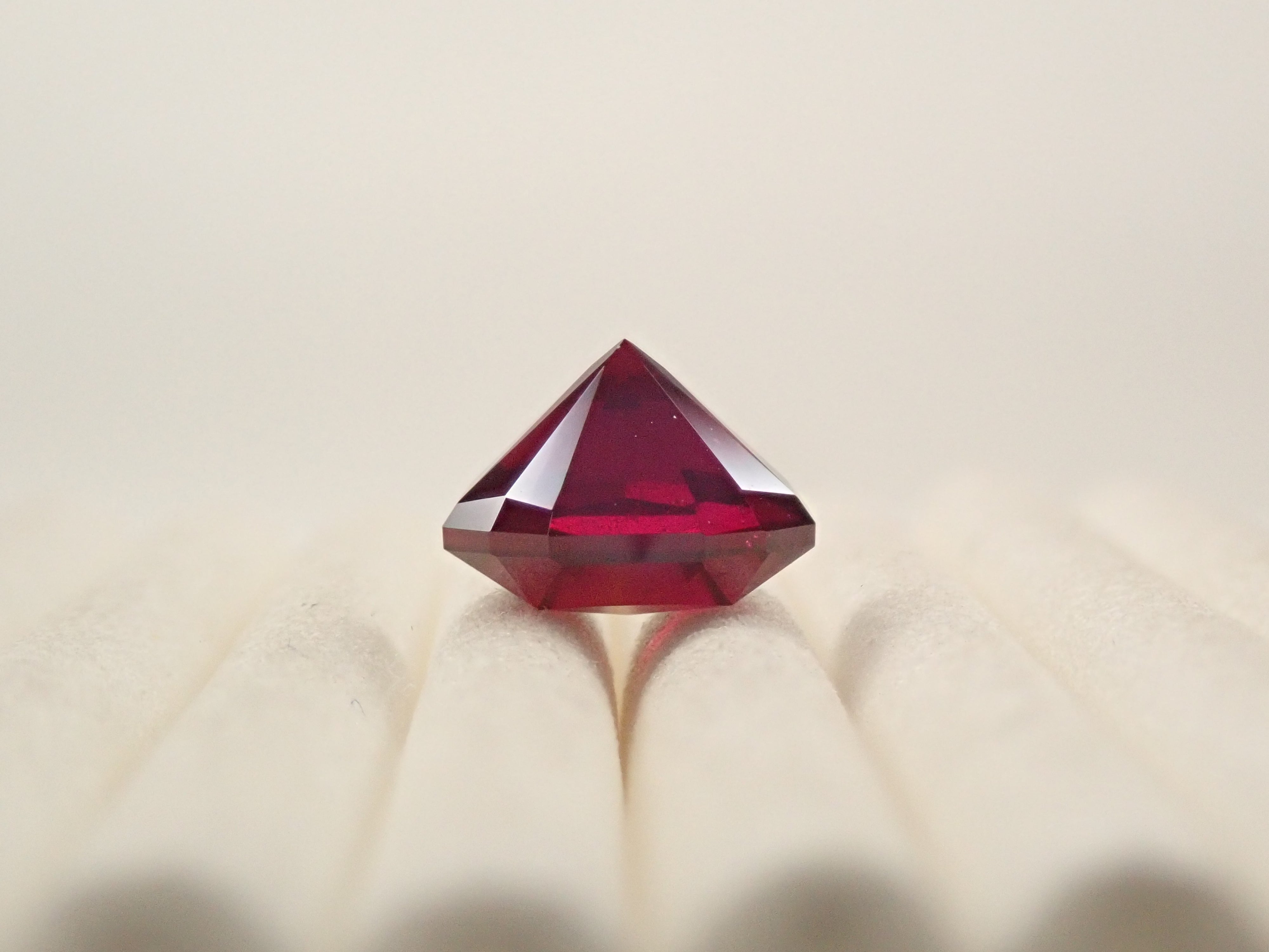 タンザニア産アルマンディンガーネット 2.897ctルース