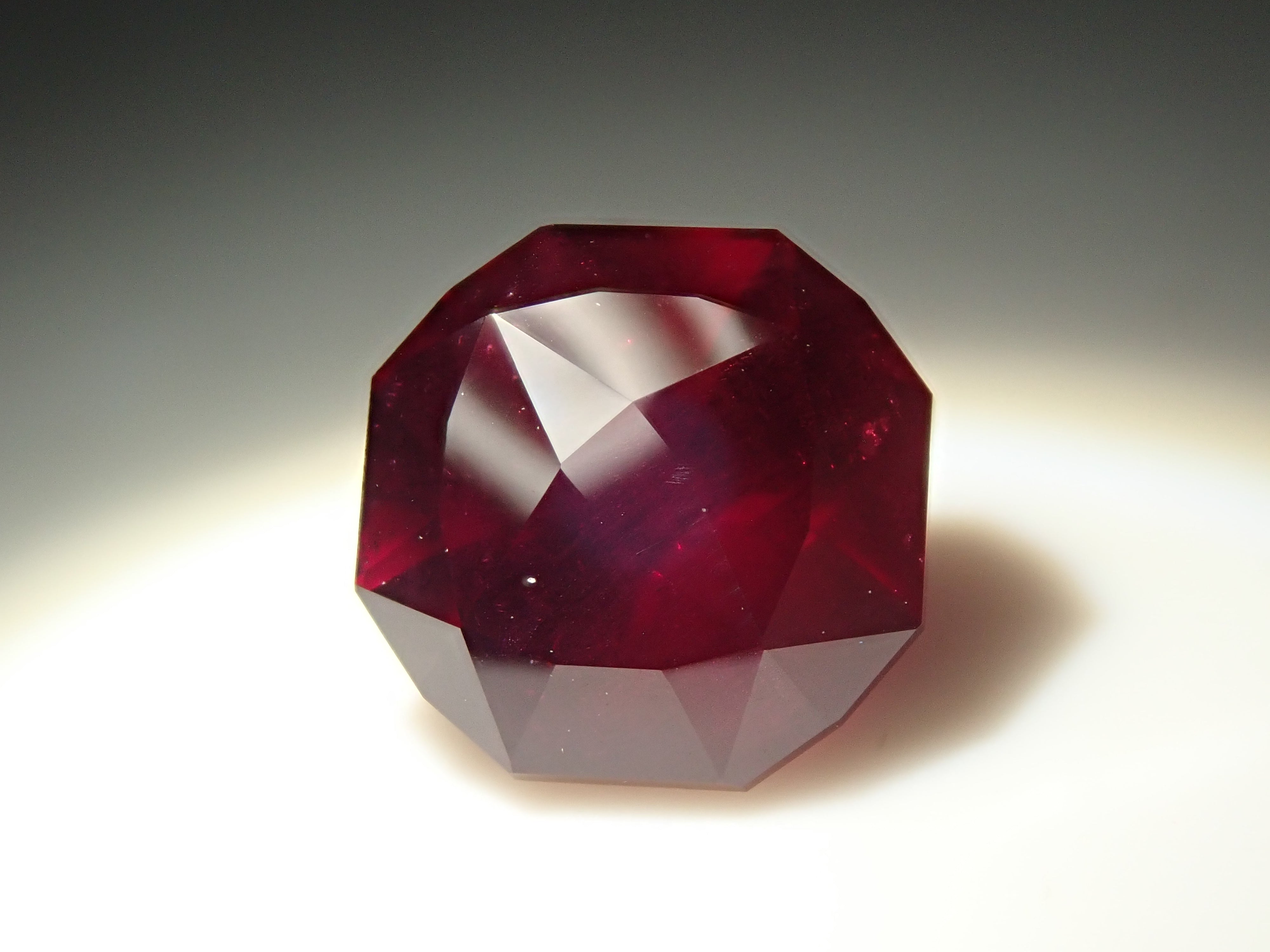 タンザニア産アルマンディンガーネット 2.897ctルース