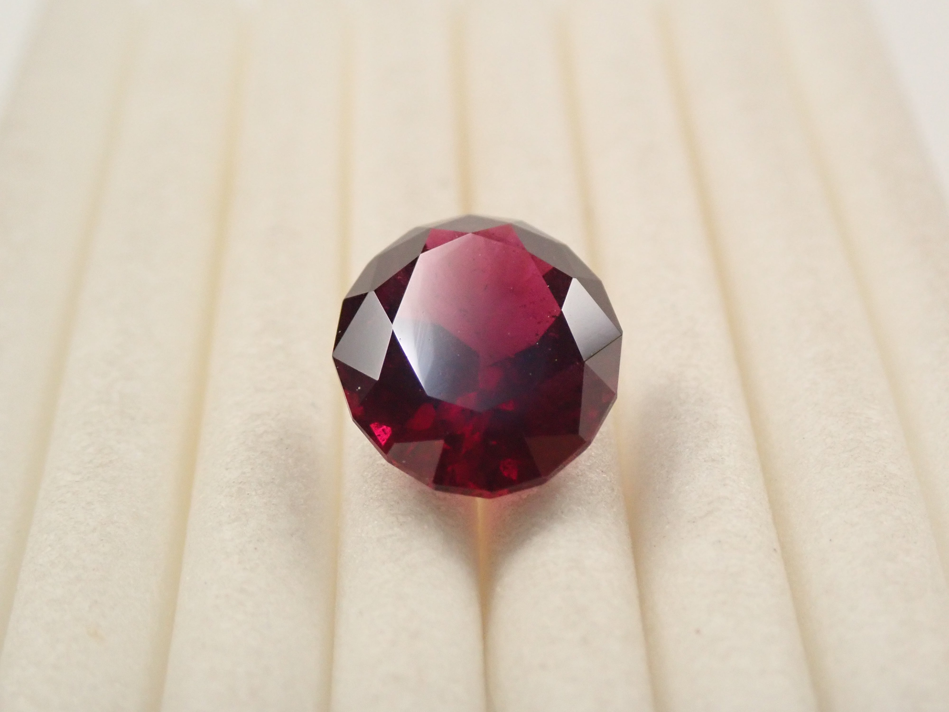 【1/9 22時販売】モザンビーク産ロードライトガーネット 3.662ctルース