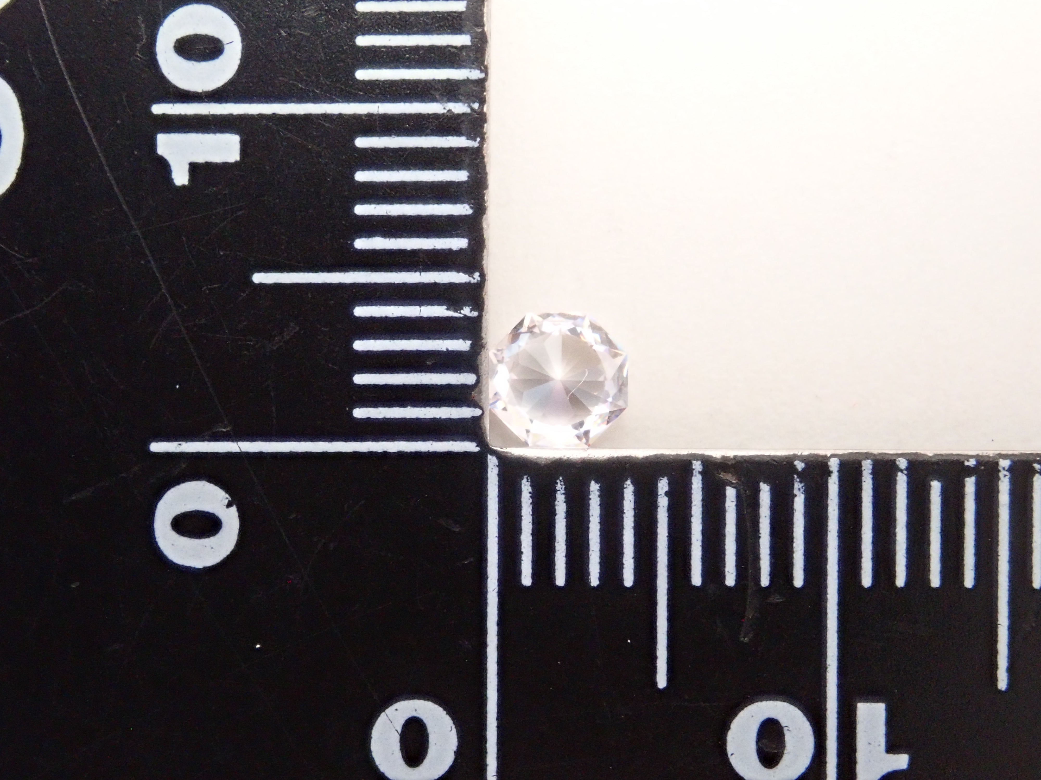 GGG(ガドリウムガリウムガーネット) 0.675ctルース