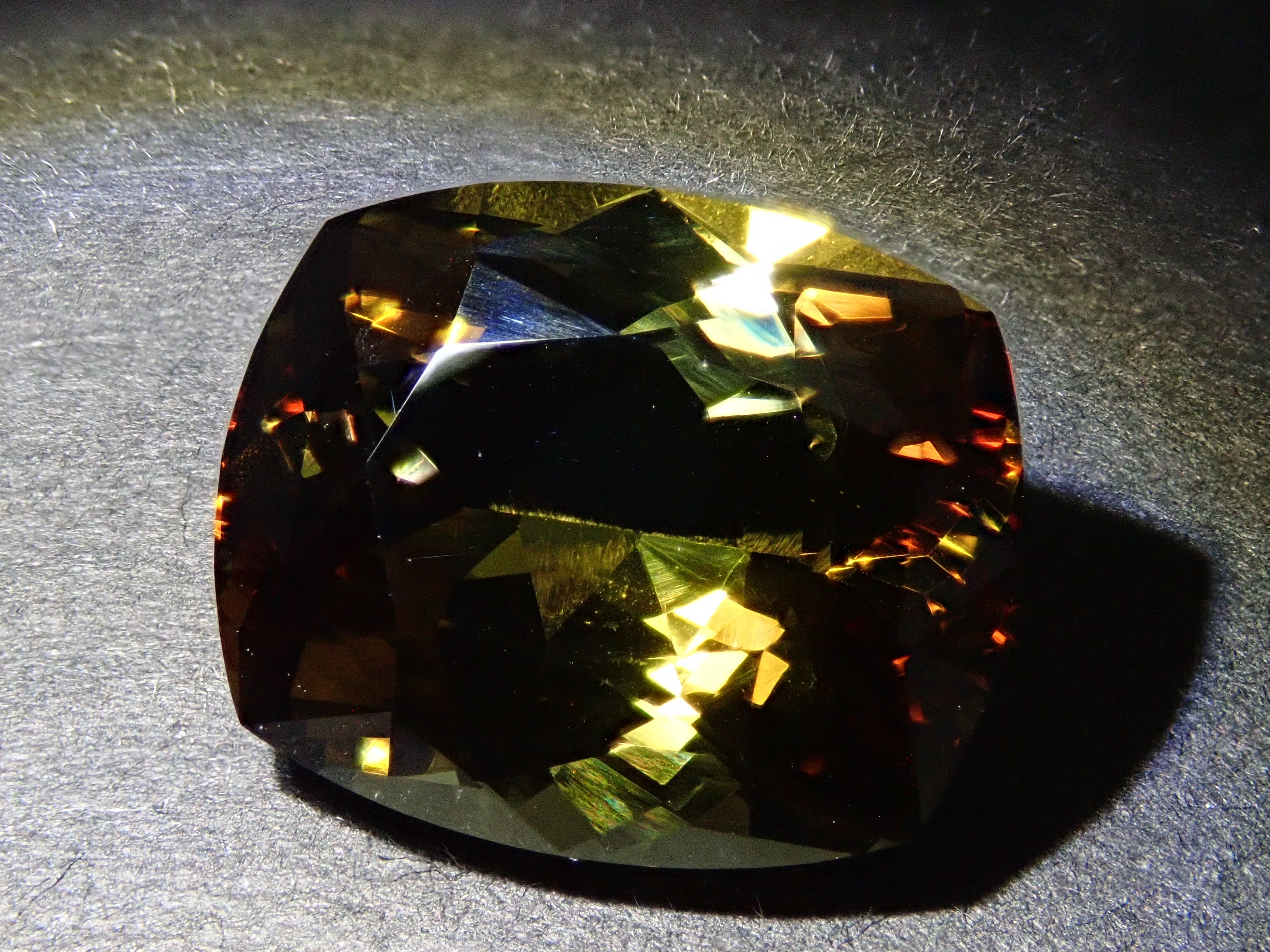 ブラジル産アンダリュサイト 7.656ctルース