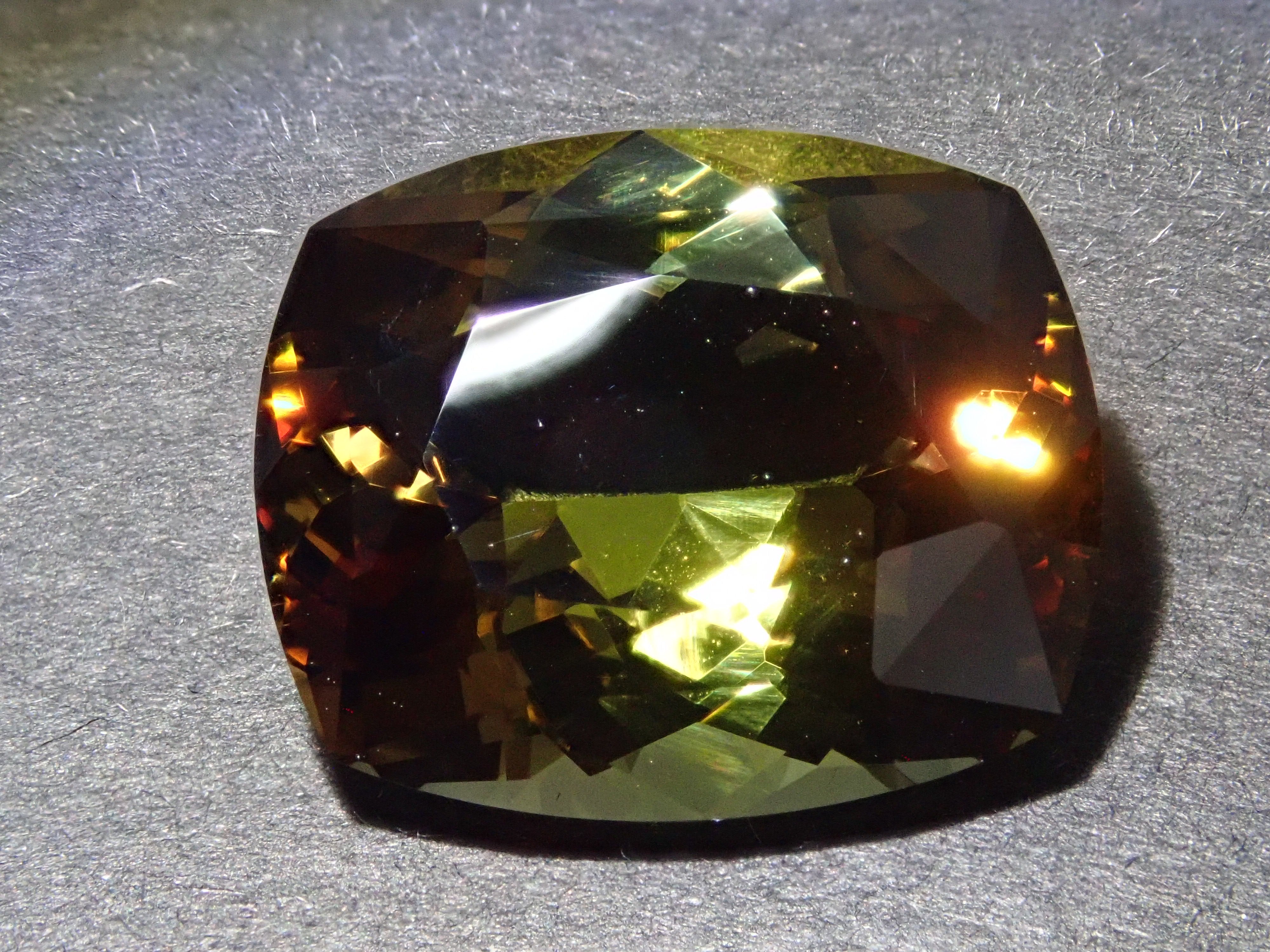 ブラジル産アンダリュサイト 7.656ctルース