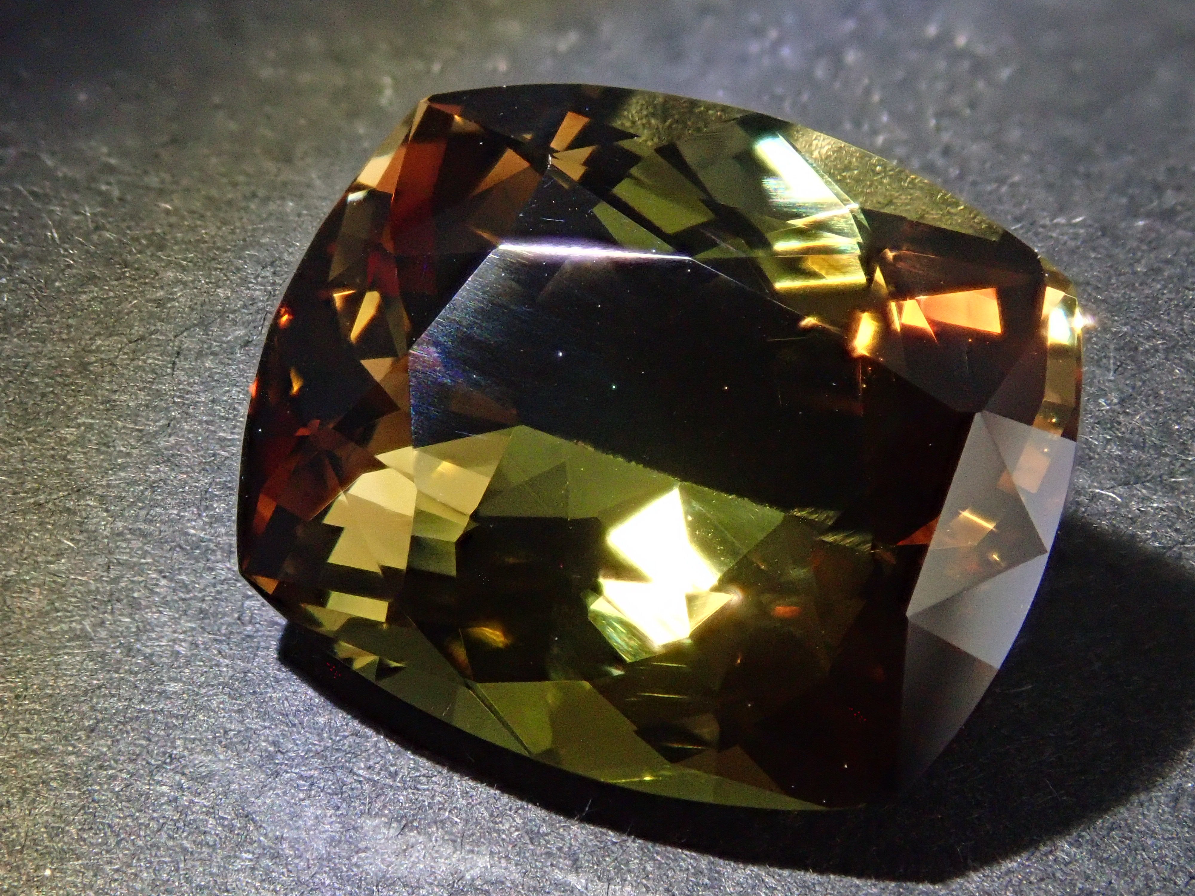 ブラジル産アンダリュサイト 7.656ctルース