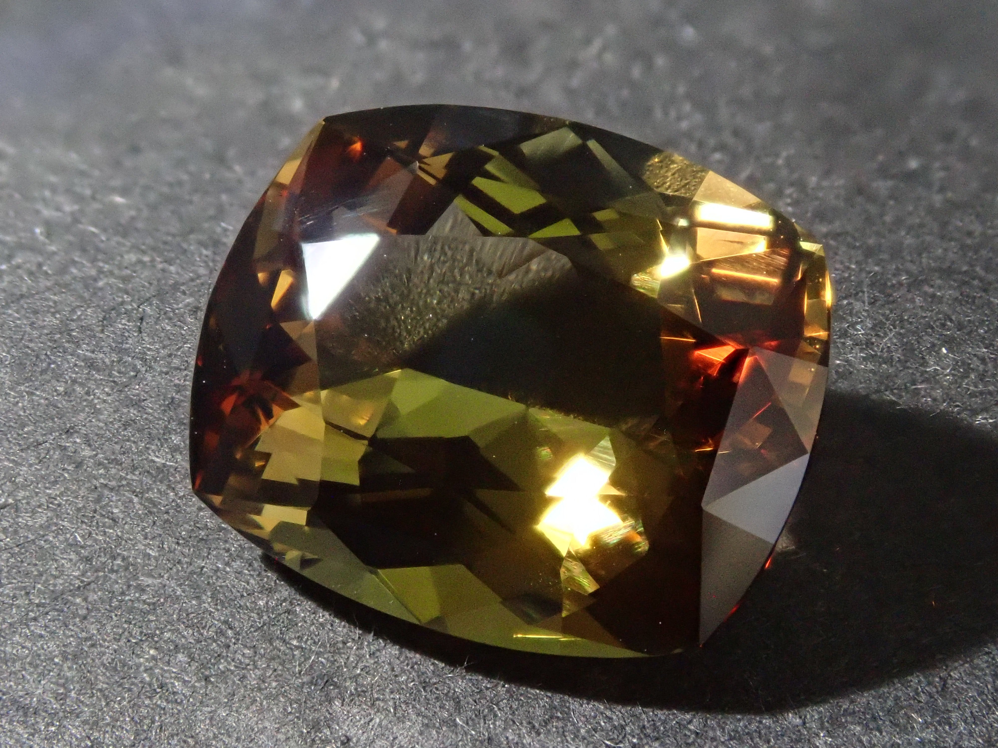 ブラジル産アンダリュサイト 7.656ctルース