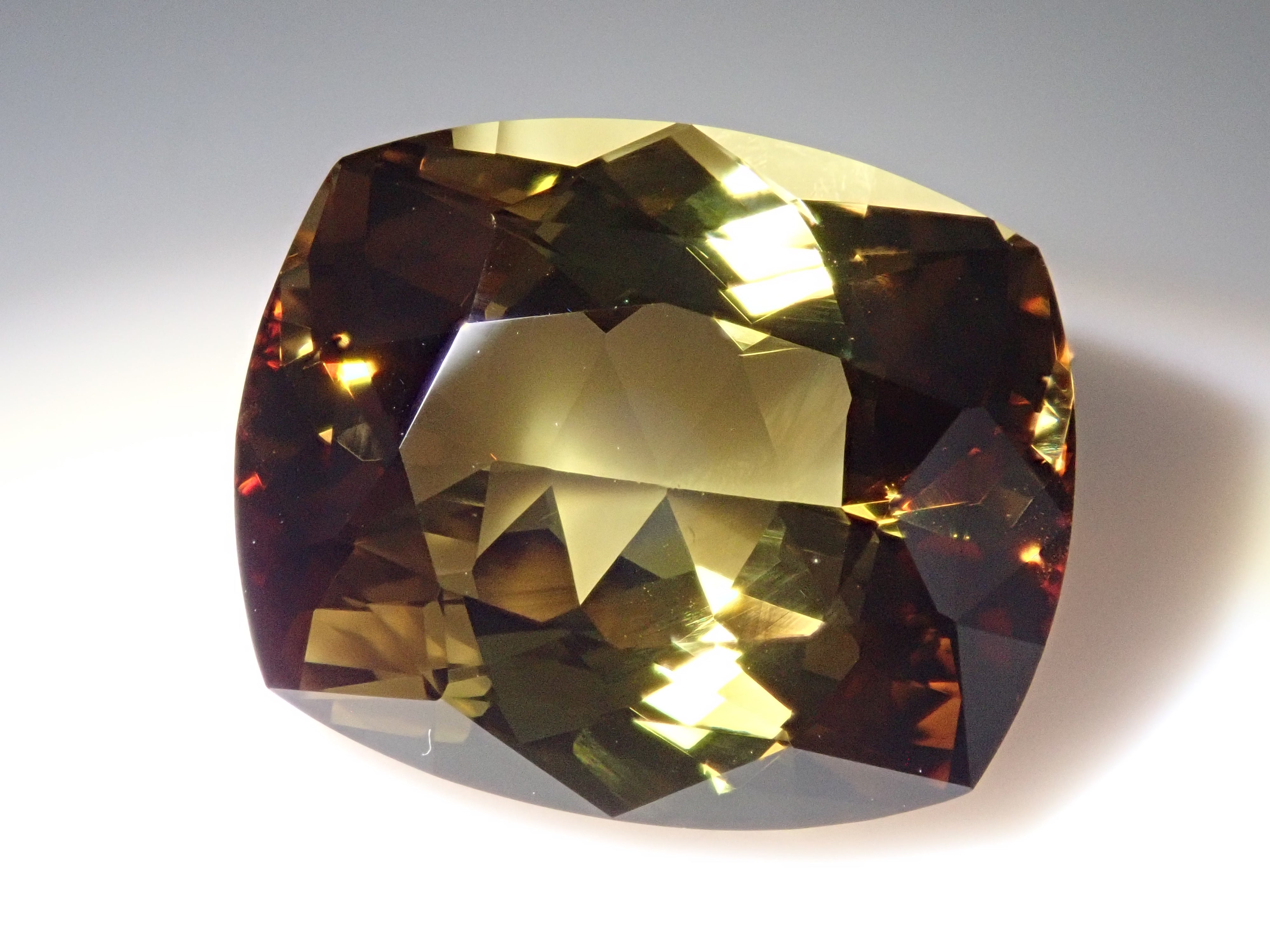 ブラジル産アンダリュサイト 7.656ctルース