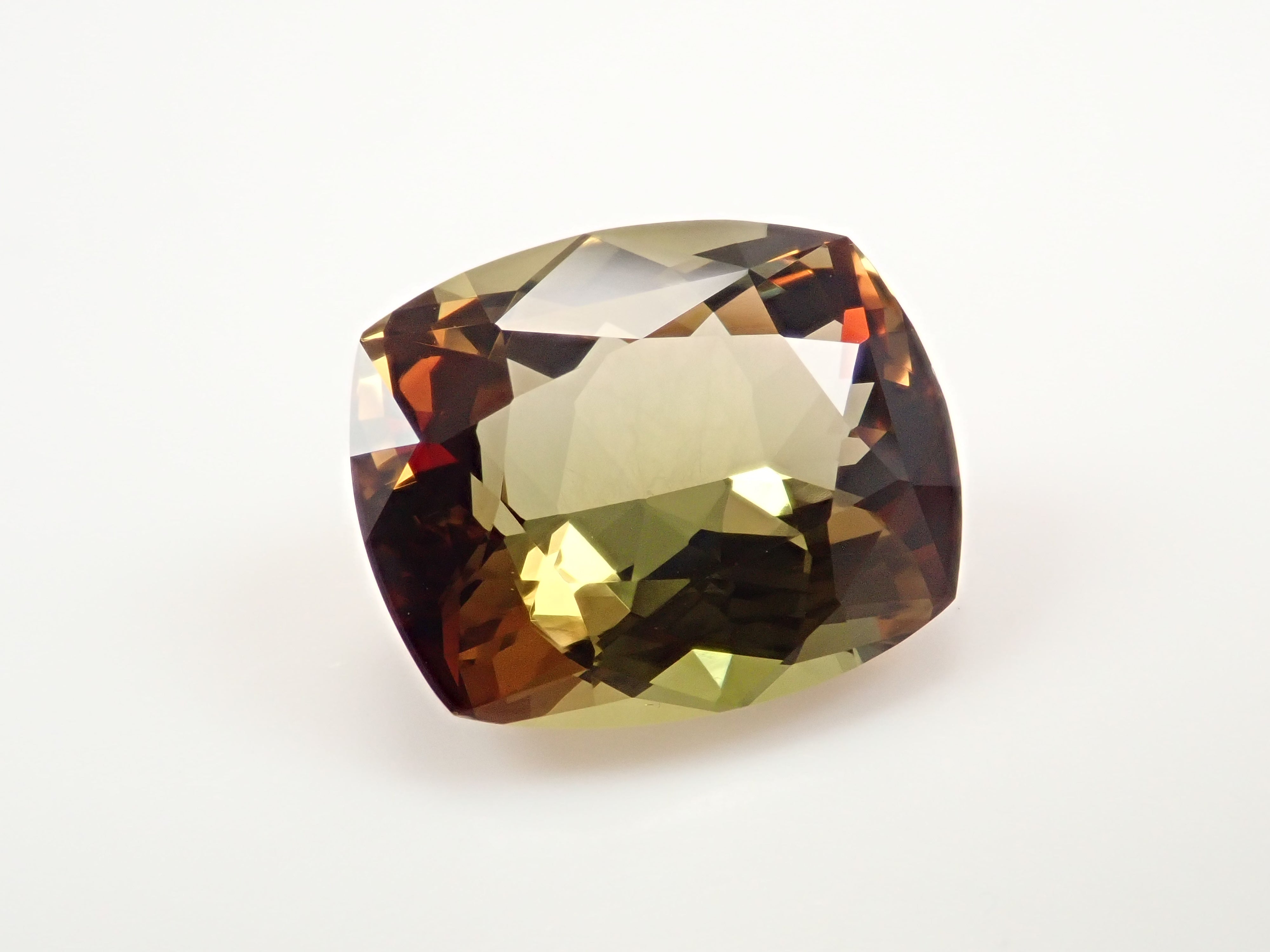 ブラジル産アンダリュサイト 7.656ctルース