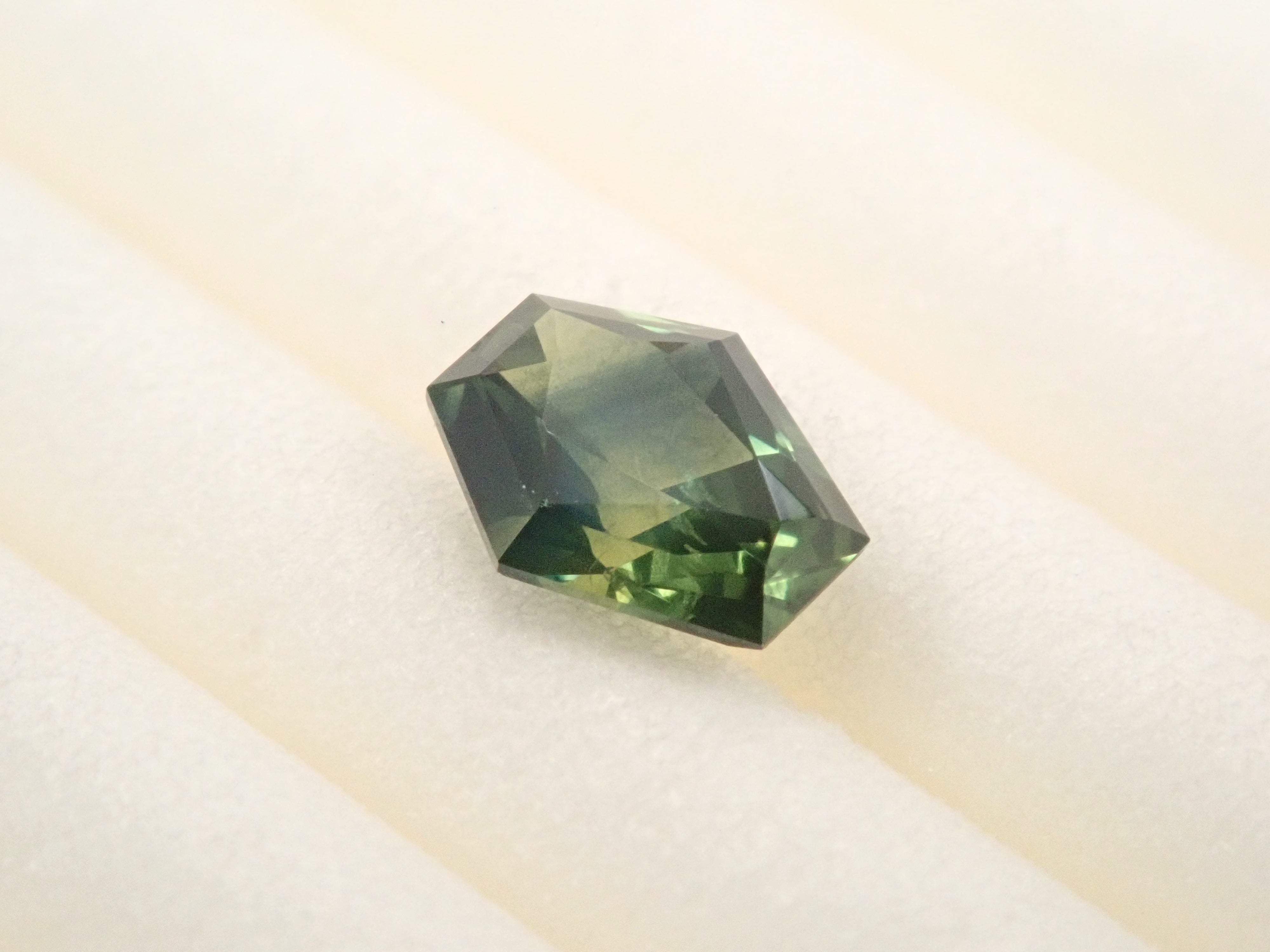 【11/18 22時販売】タンザニア産バイカラーサファイア 0.343ctルース