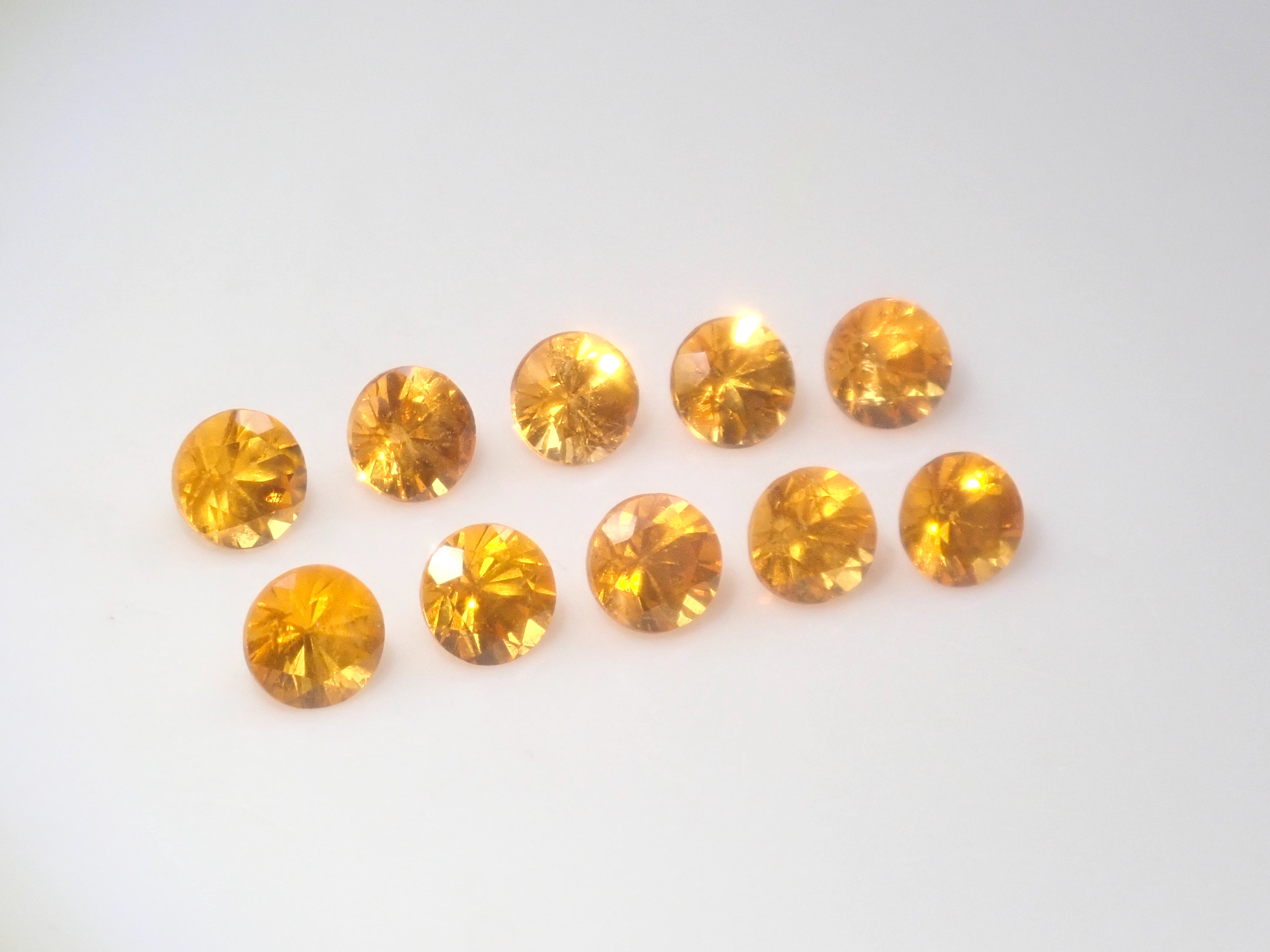 【11/16 22時販売】《限定32石》ナミビア産マンダリンガーネット1石ルース(ラウンドカット,2.5mm)《複数購入割引有》