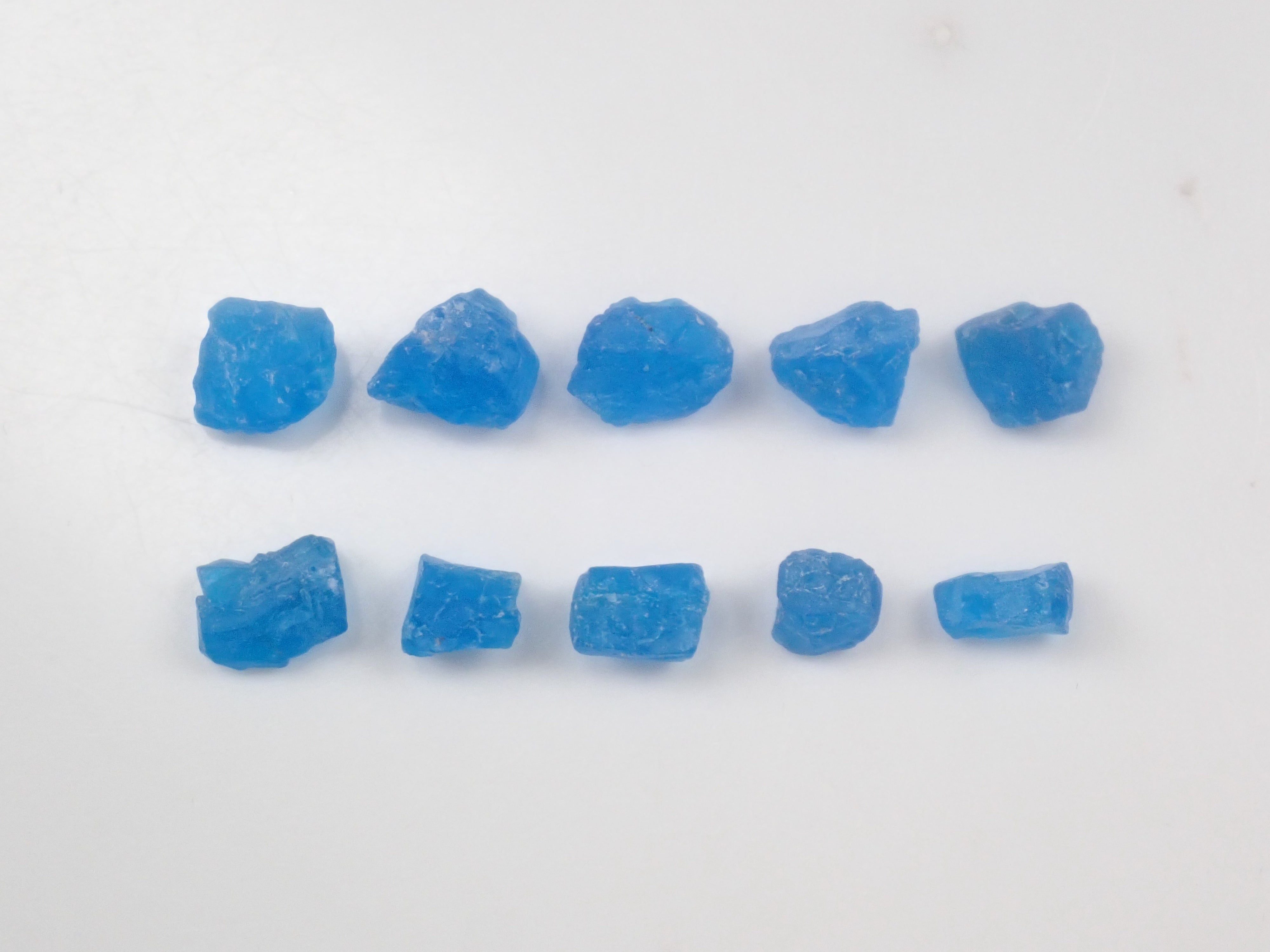 【11/15 22時販売】《数量限定》マダガスカル産ネオンブルーアパタイト1石原石(平均2.2ct)《複数購入割引有》