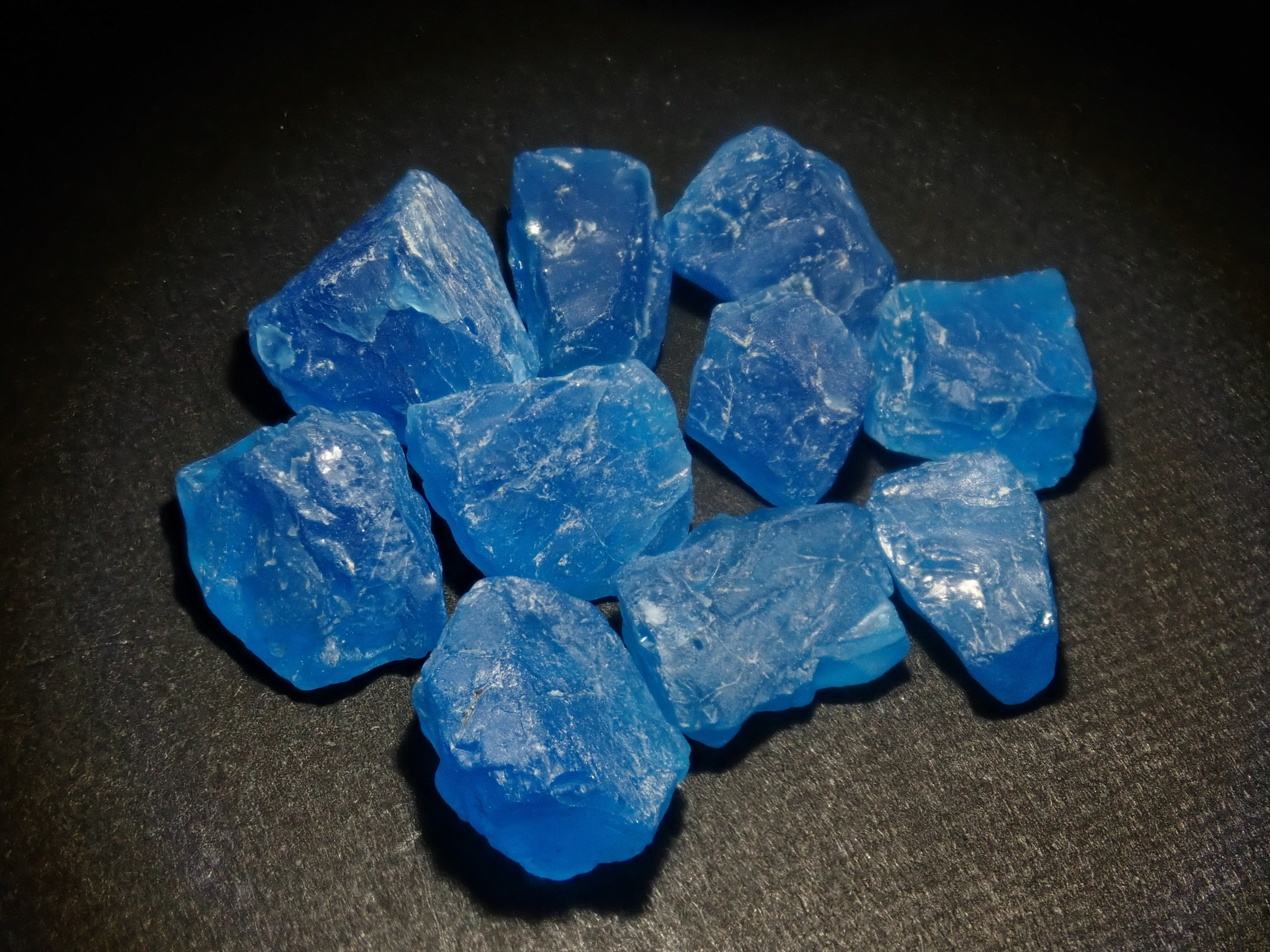 【11/15 22時販売】《数量限定》マダガスカル産ネオンブルーアパタイト1石原石(平均2.2ct)《複数購入割引有》