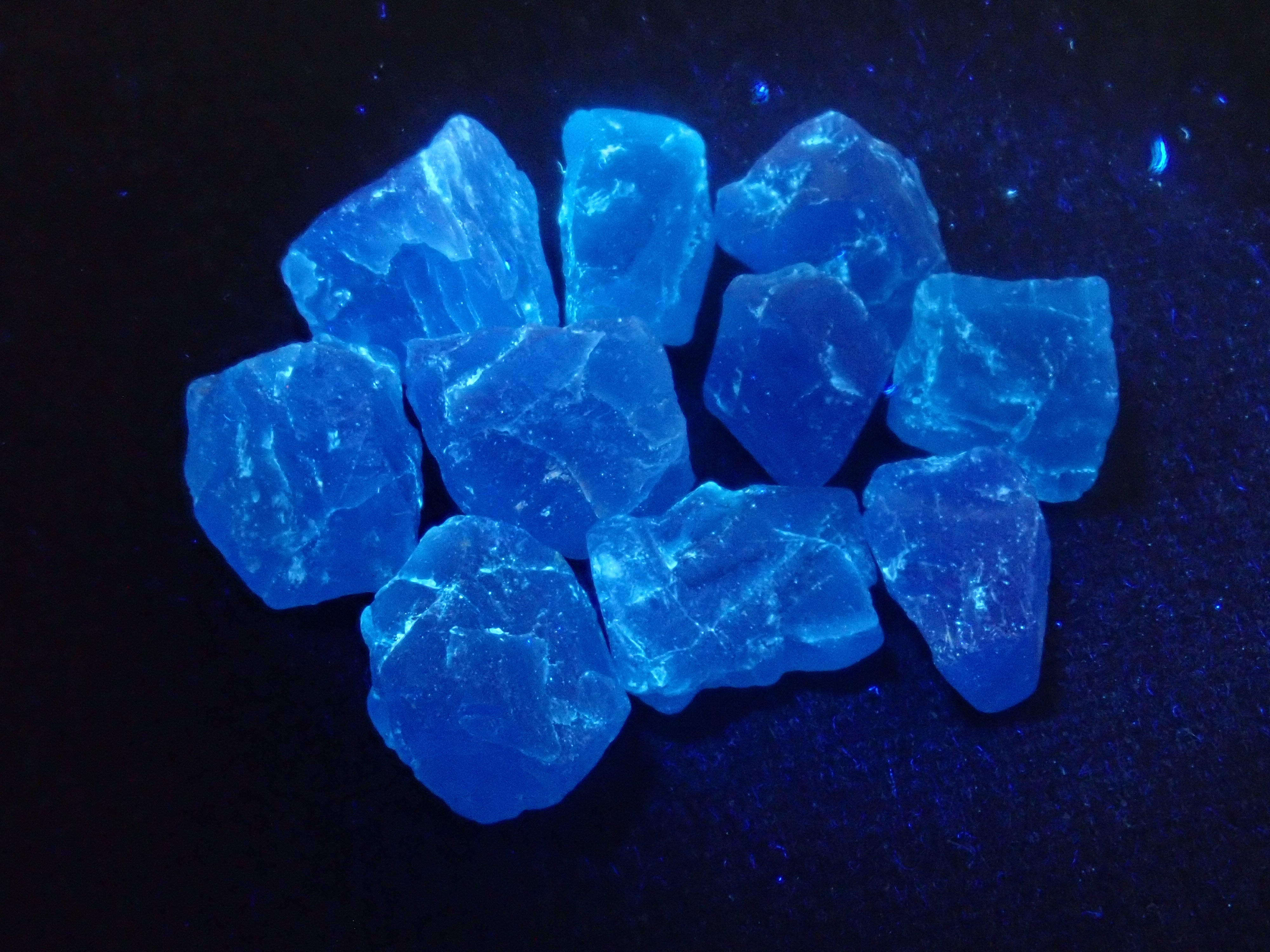 【11/15 22時販売】《数量限定》マダガスカル産ネオンブルーアパタイト1石原石(平均2.2ct)《複数購入割引有》