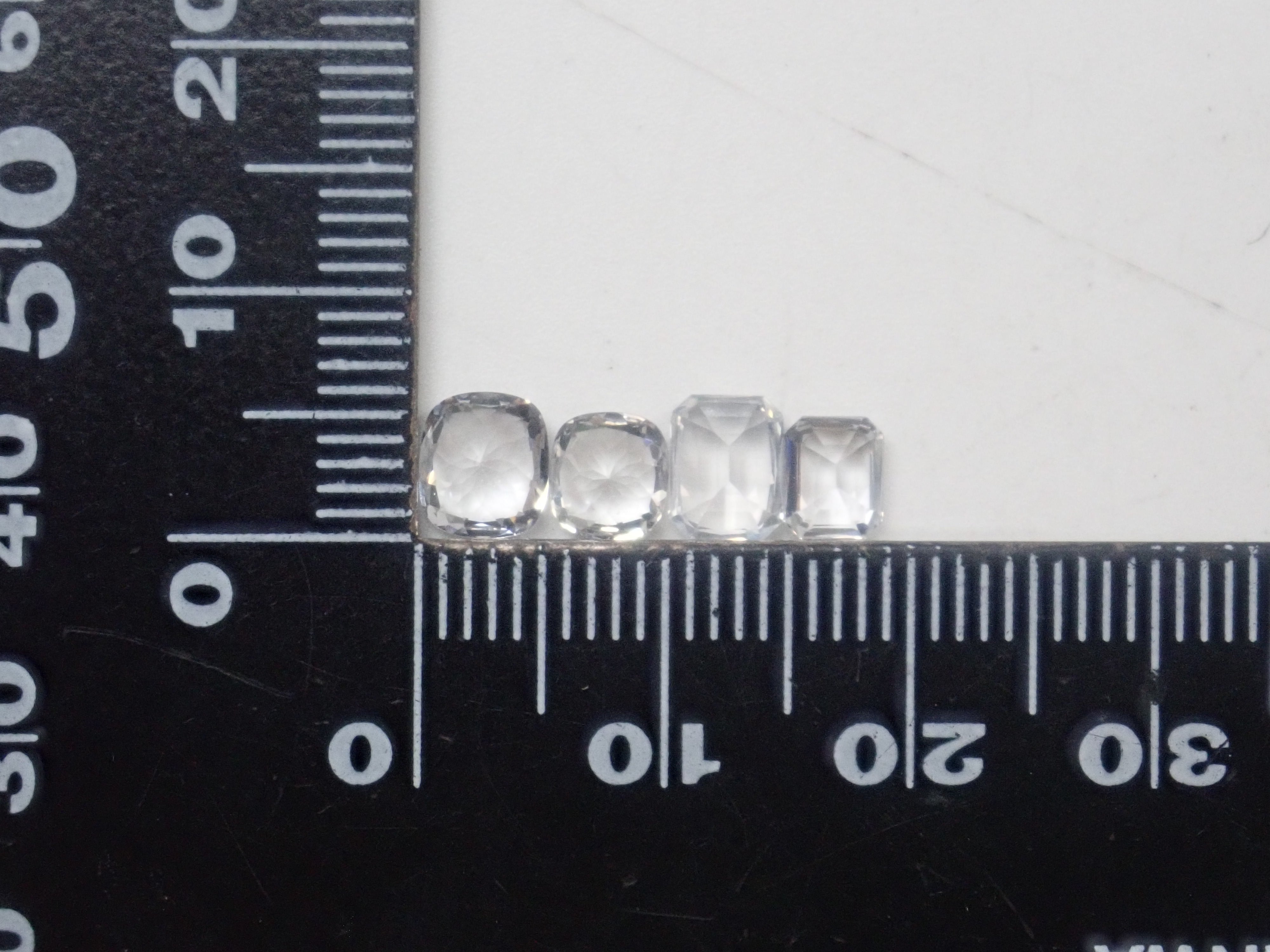 【11/15 22時販売】《限定7石》マダガスカル産カラーレスアパタイト1石ルース(全石鑑別書付き,平均0.60ct)《複数購入割引有》