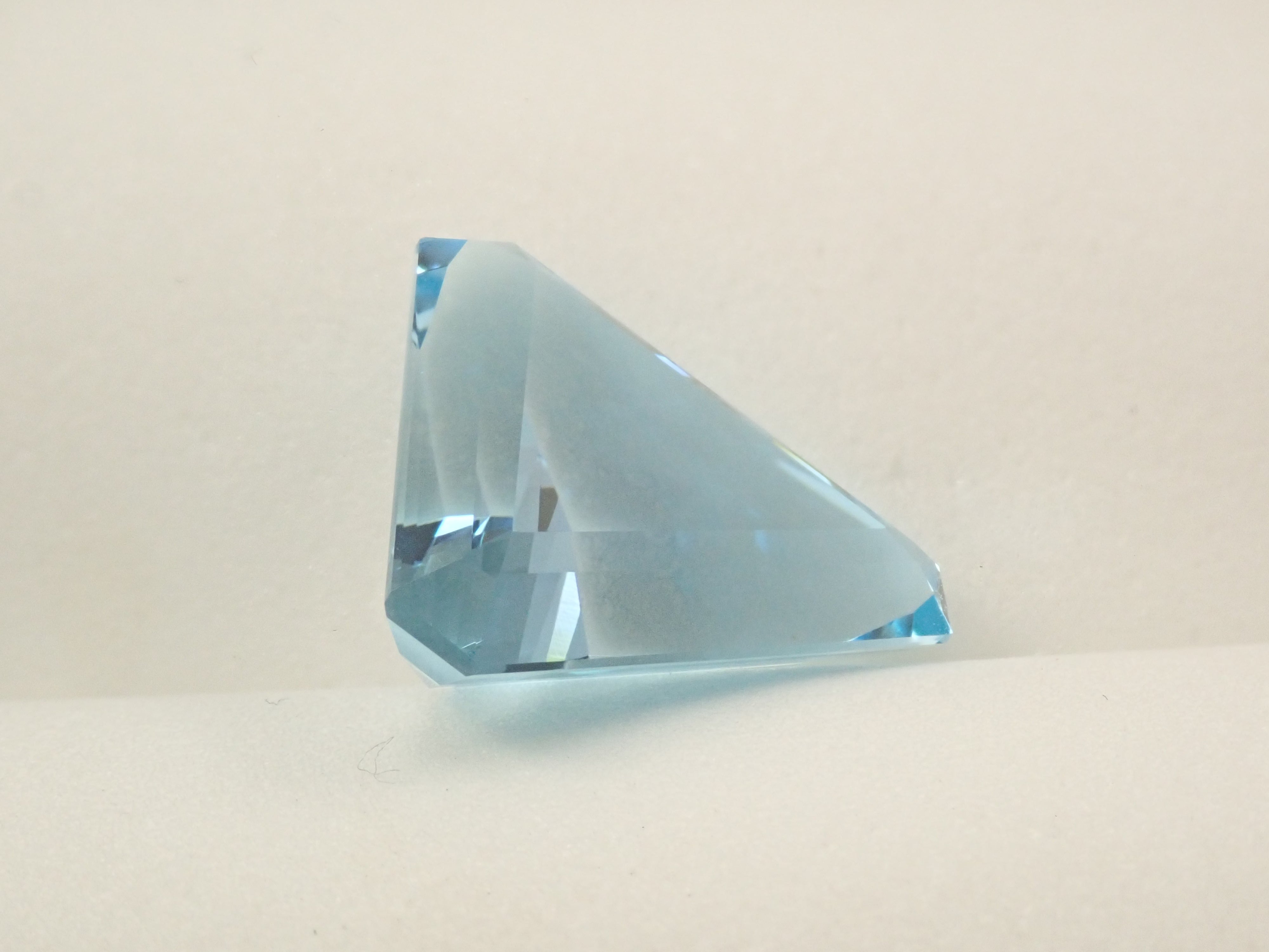 【11/27 22時販売】ブラジル産スイスブルートパーズ 13.287ctルース