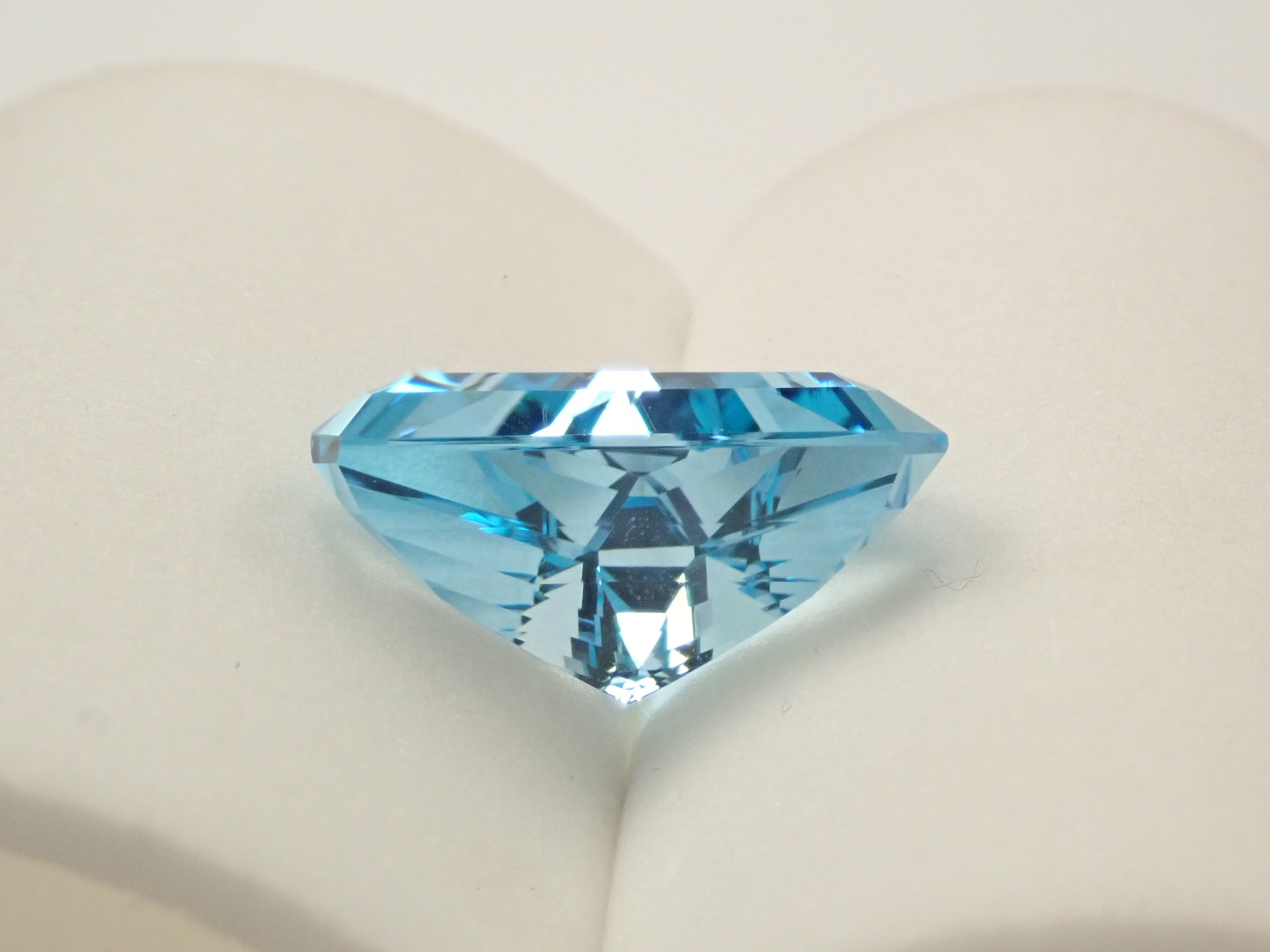 【11/27 22時販売】ブラジル産スイスブルートパーズ 13.287ctルース