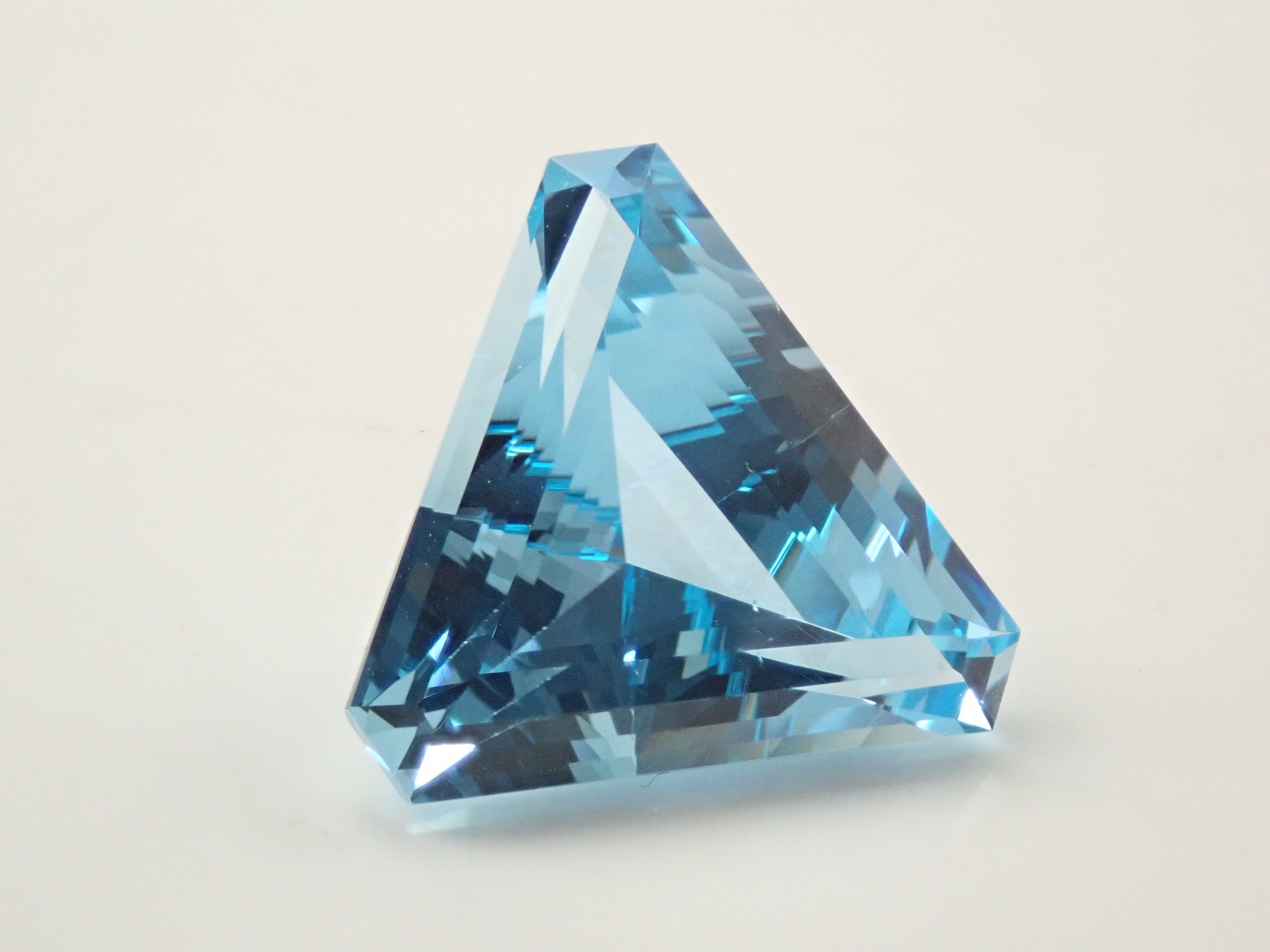 【11/27 22時販売】ブラジル産スイスブルートパーズ 13.287ctルース