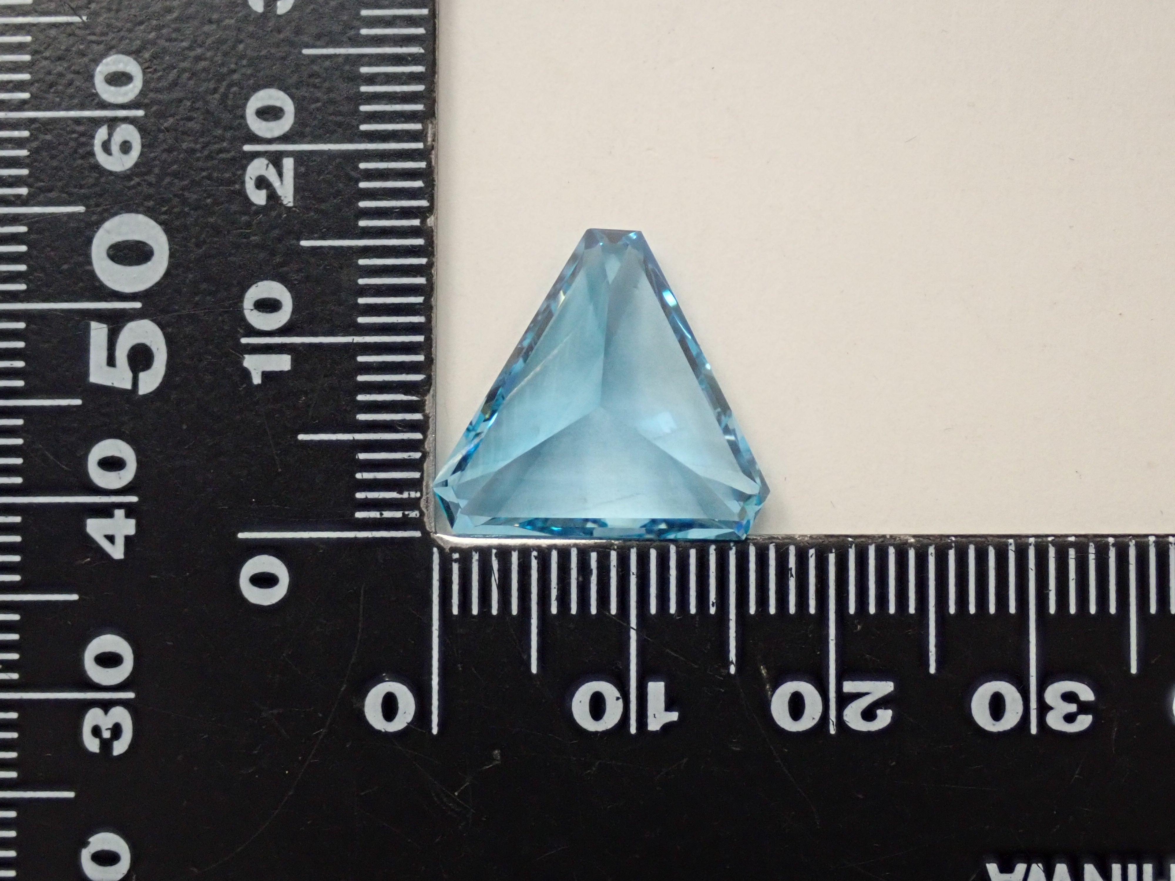 【11/27 22時販売】ブラジル産スイスブルートパーズ 13.287ctルース