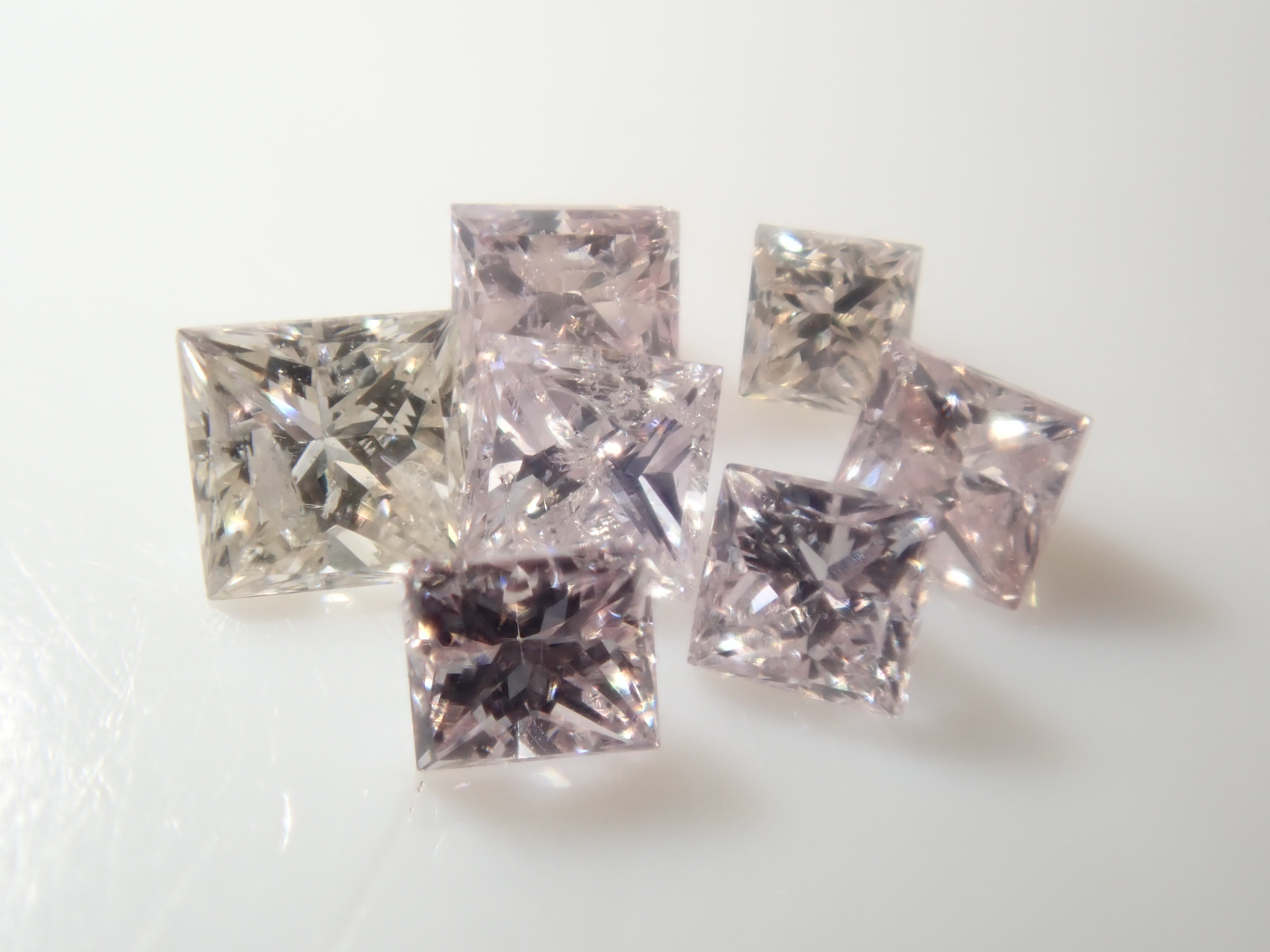 【11/29 22時販売】《限定20石》通常13万円のFANCY INTENSEのピンクダイヤモンド0.086ctを含むダイヤガチャ💎VSクラス相当のアイスブルーダイヤモンドな《複数購入割引有》