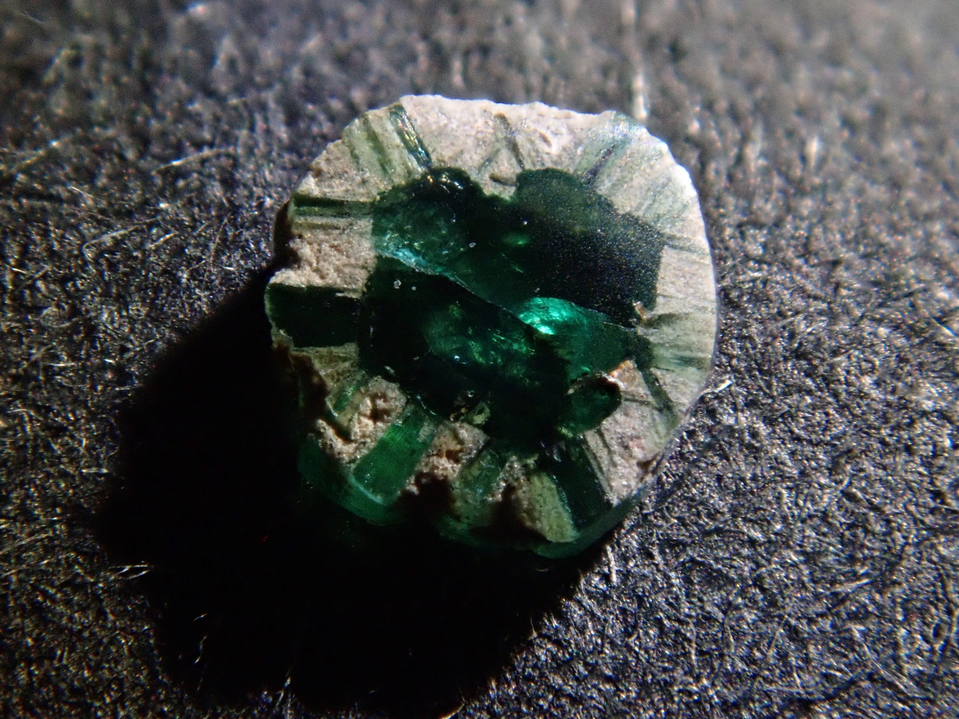 コロンビア産トラピッチェエメラルド(逆トラピッチェ) 0.082ct原石