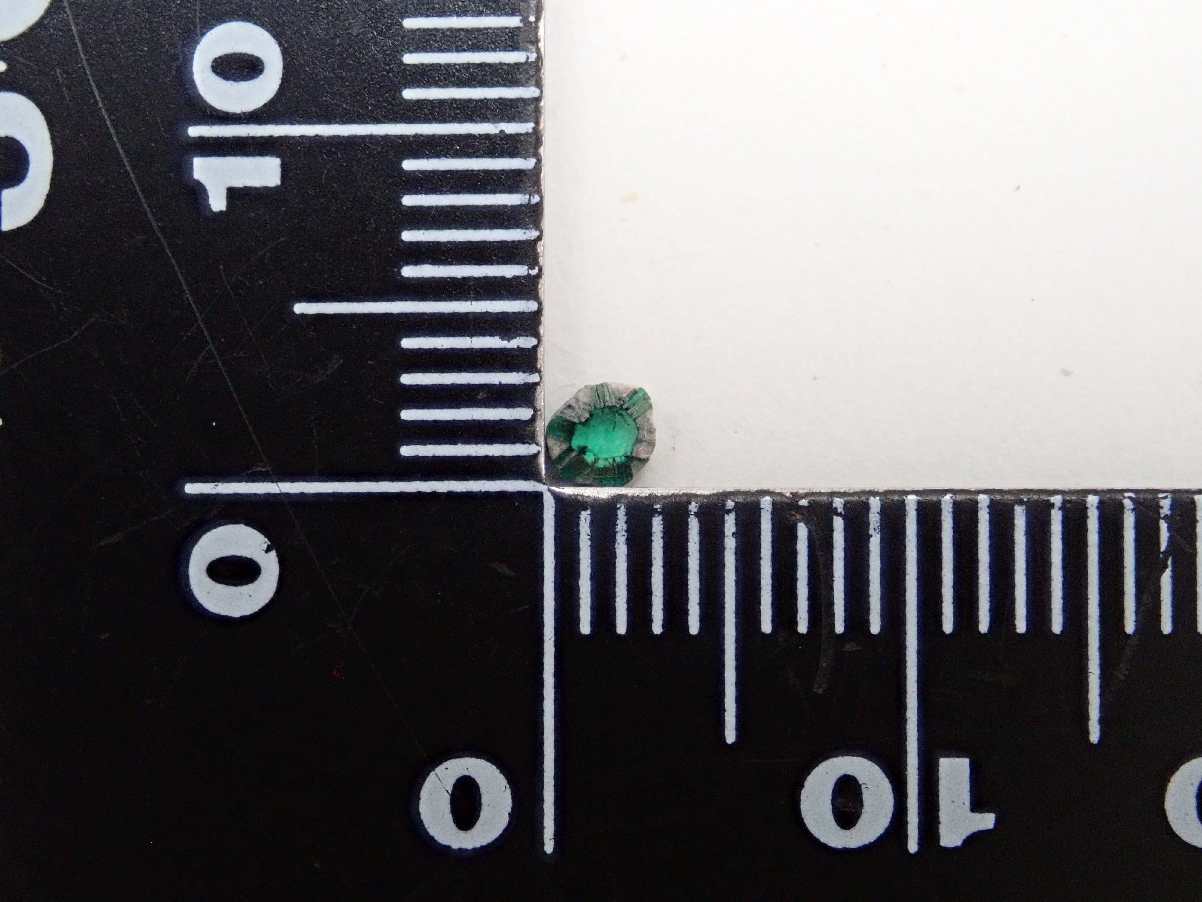 コロンビア産トラピッチェエメラルド(逆トラピッチェ) 0.091ct原石