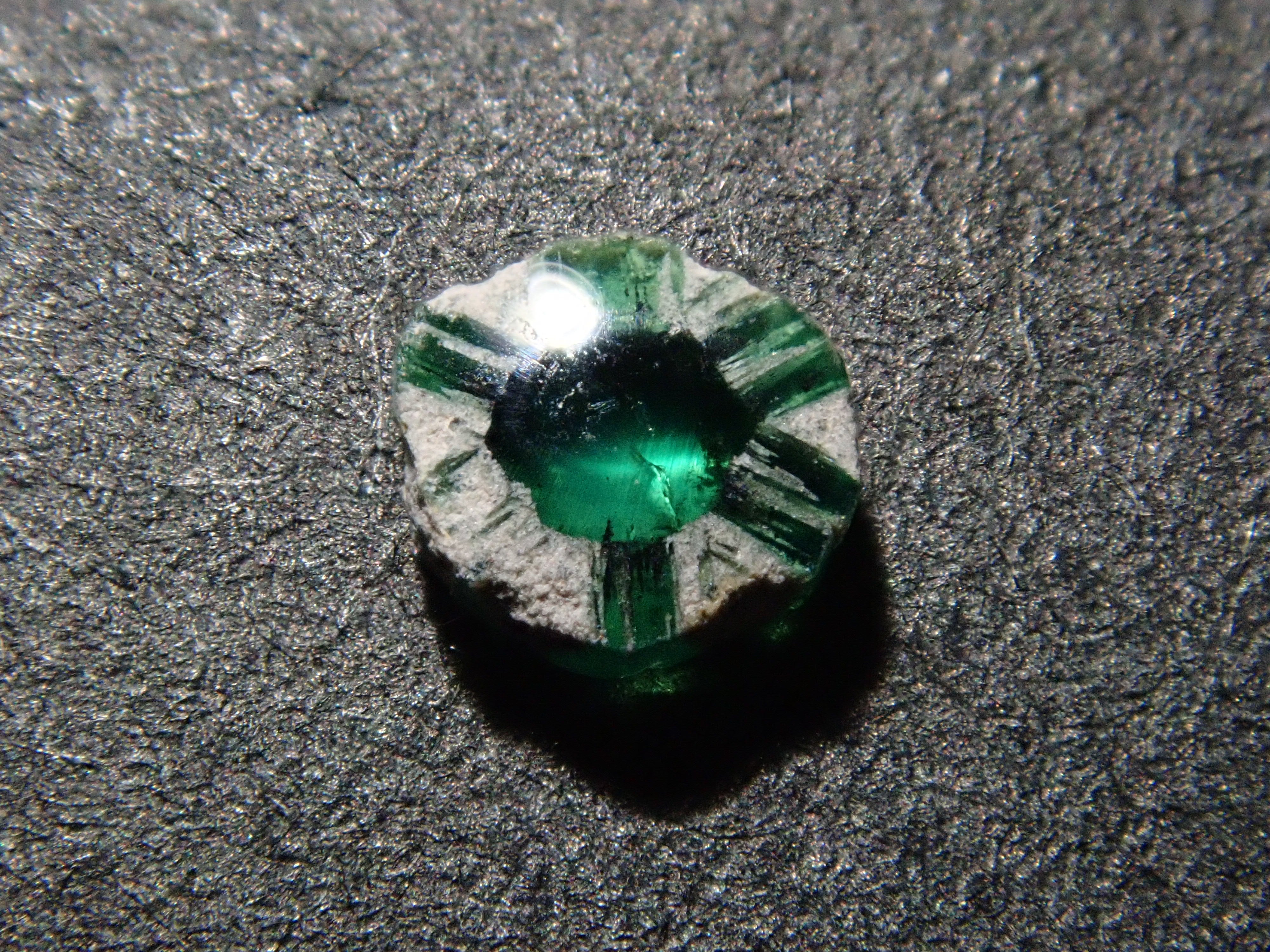 コロンビア産トラピッチェエメラルド(逆トラピッチェ) 0.091ct原石