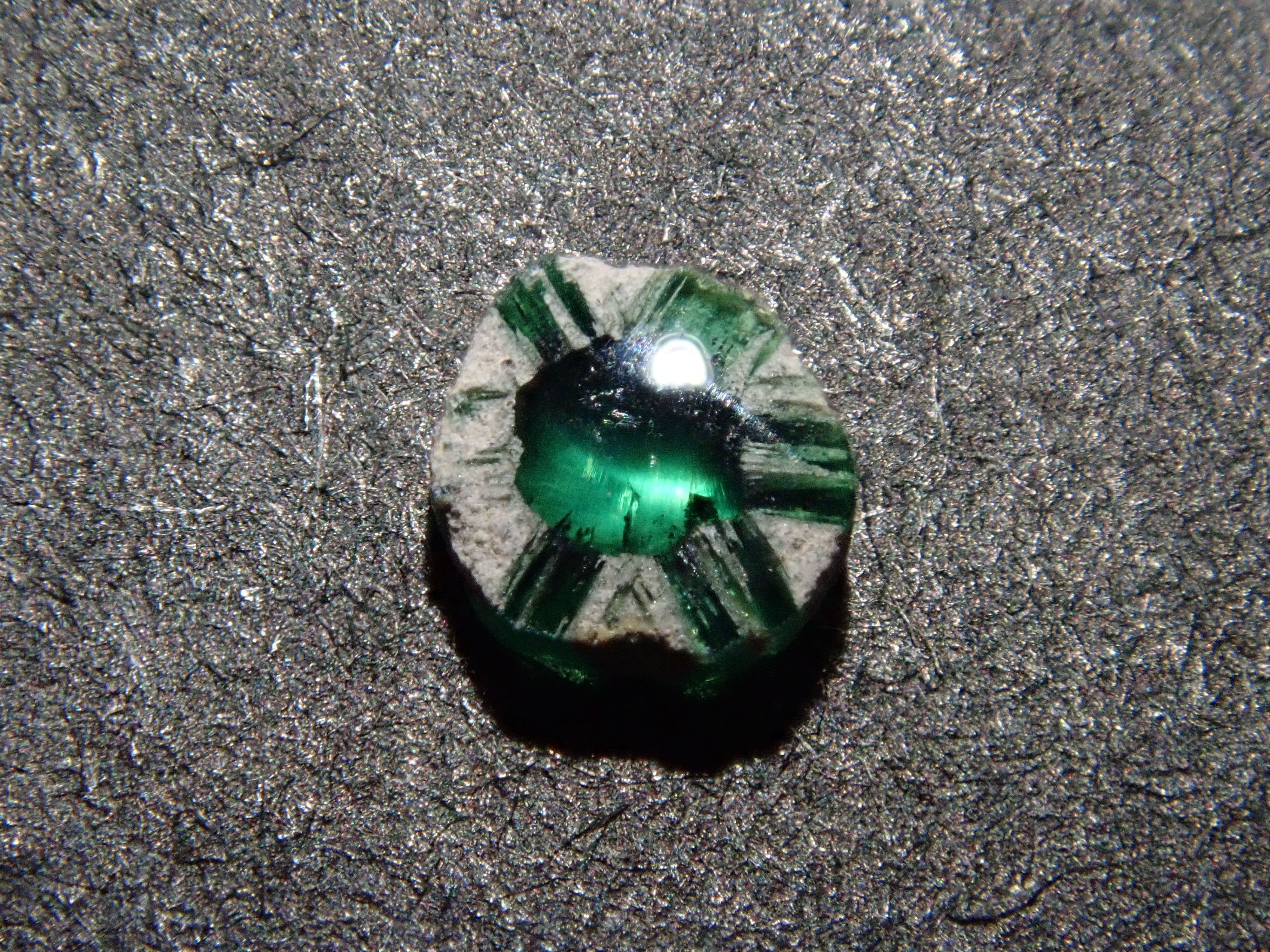 コロンビア産トラピッチェエメラルド(逆トラピッチェ) 0.091ct原石