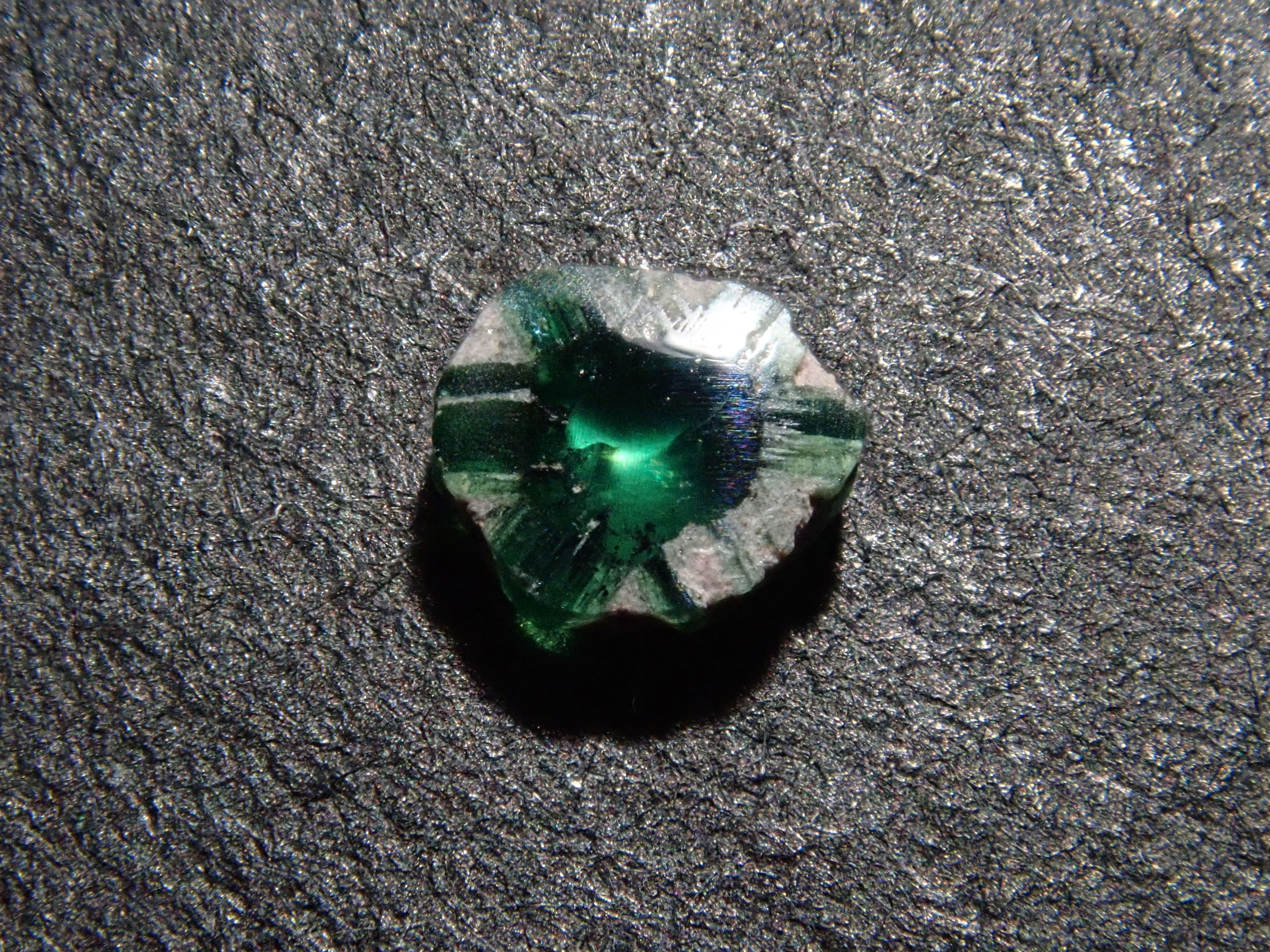 コロンビア産トラピッチェエメラルド(逆トラピッチェ) 0.091ct原石