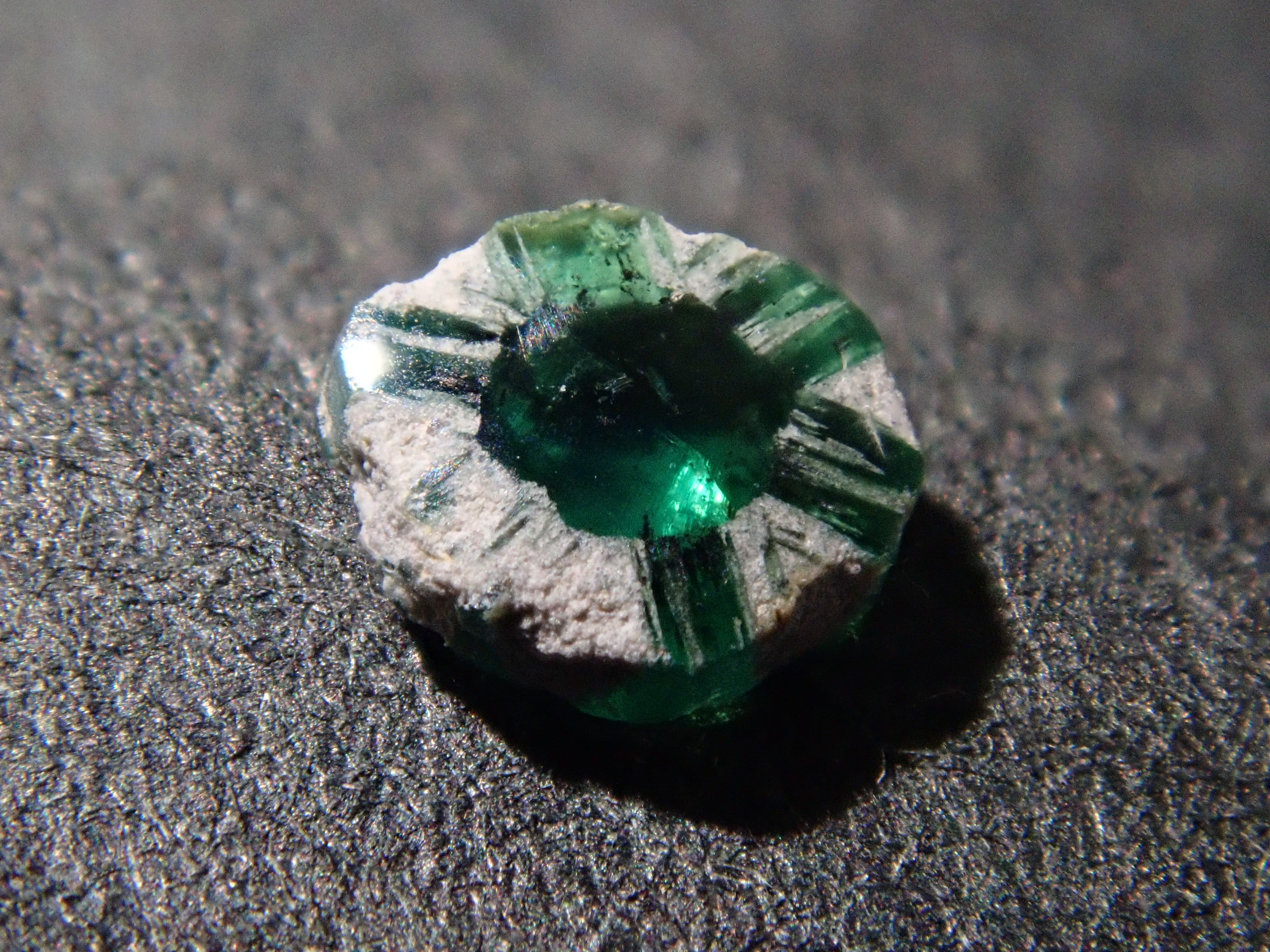 コロンビア産トラピッチェエメラルド(逆トラピッチェ) 0.091ct原石