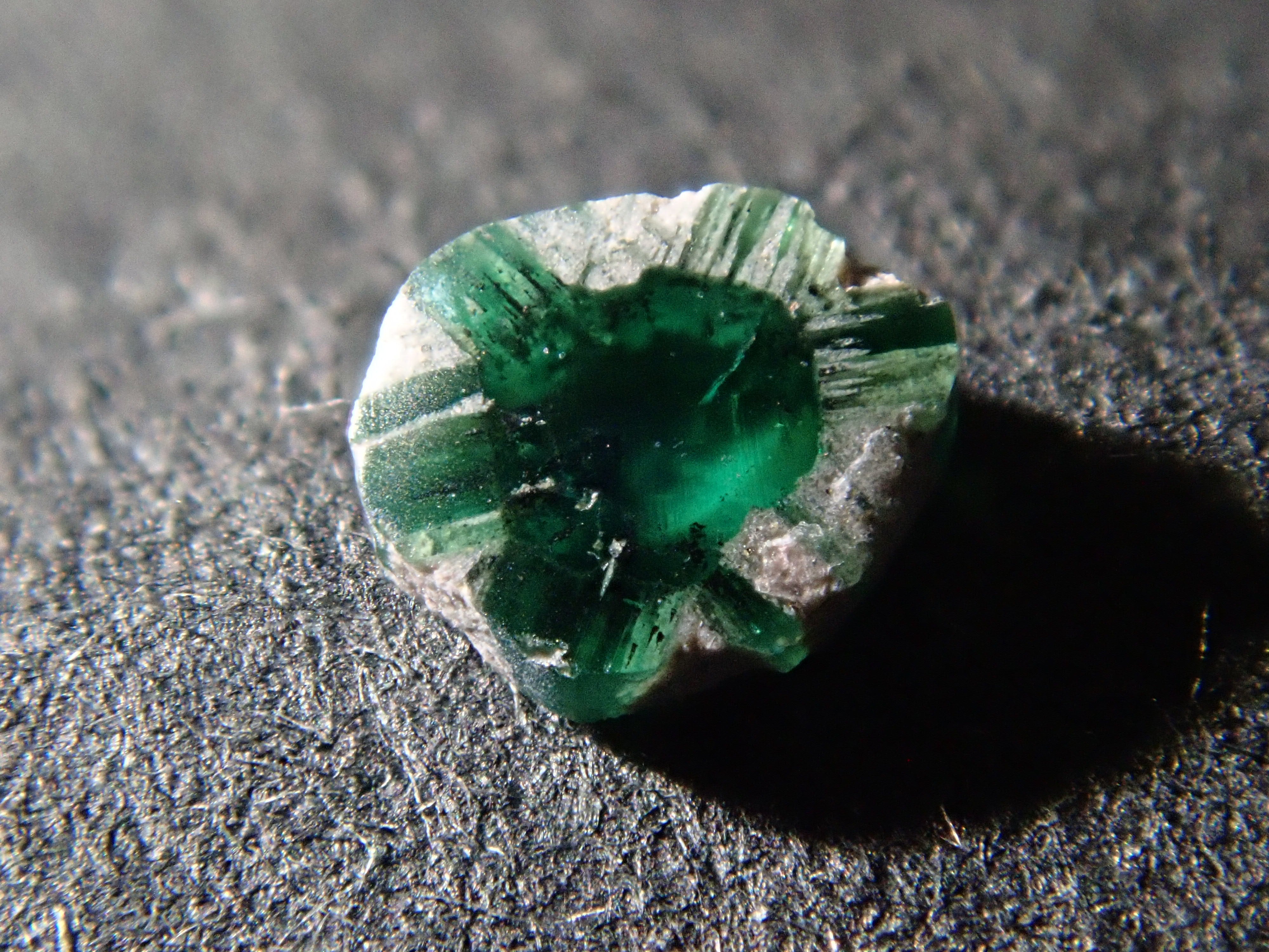 コロンビア産トラピッチェエメラルド(逆トラピッチェ) 0.091ct原石