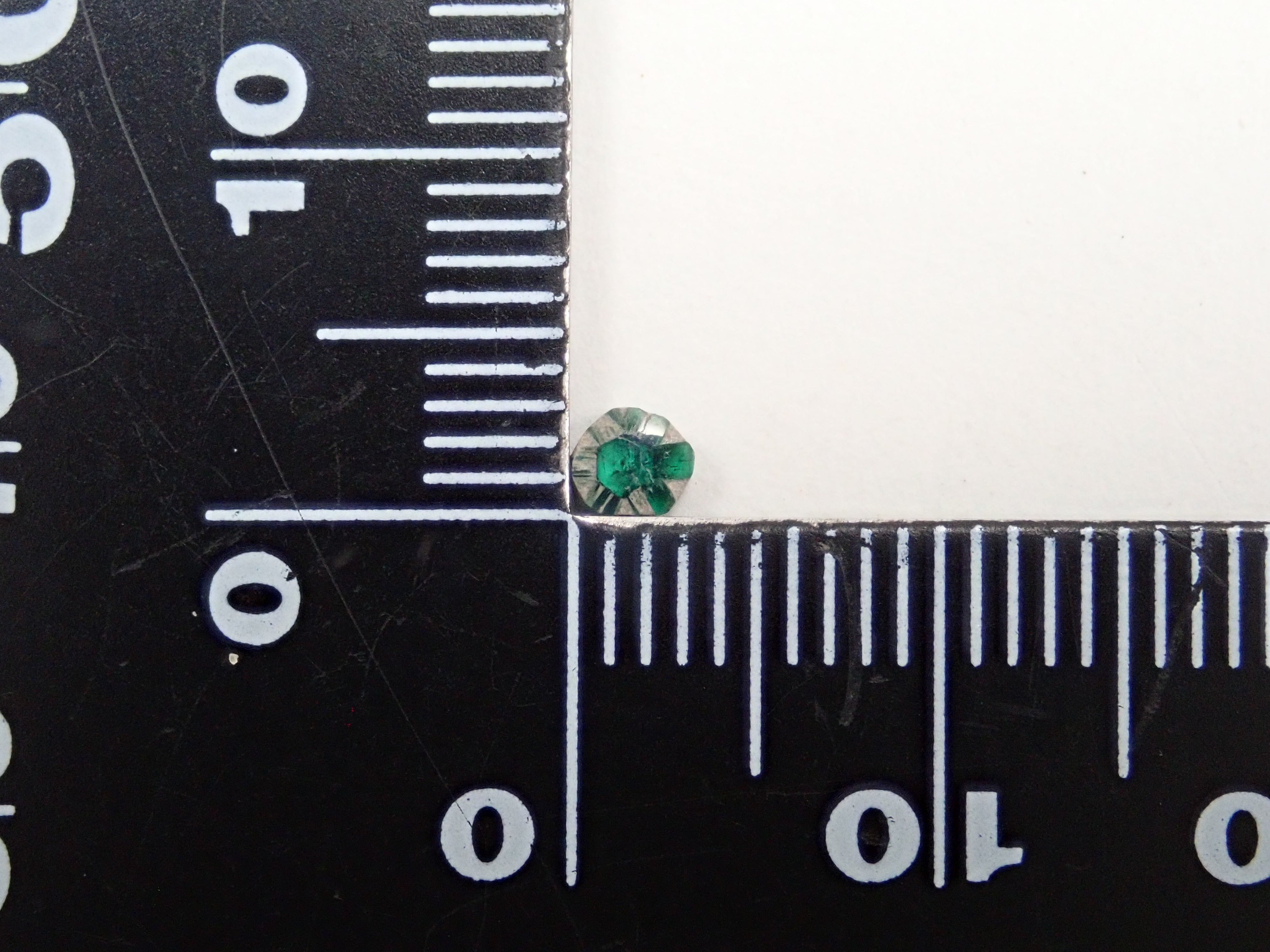 コロンビア産トラピッチェエメラルド(逆トラピッチェ) 0.131ct原石