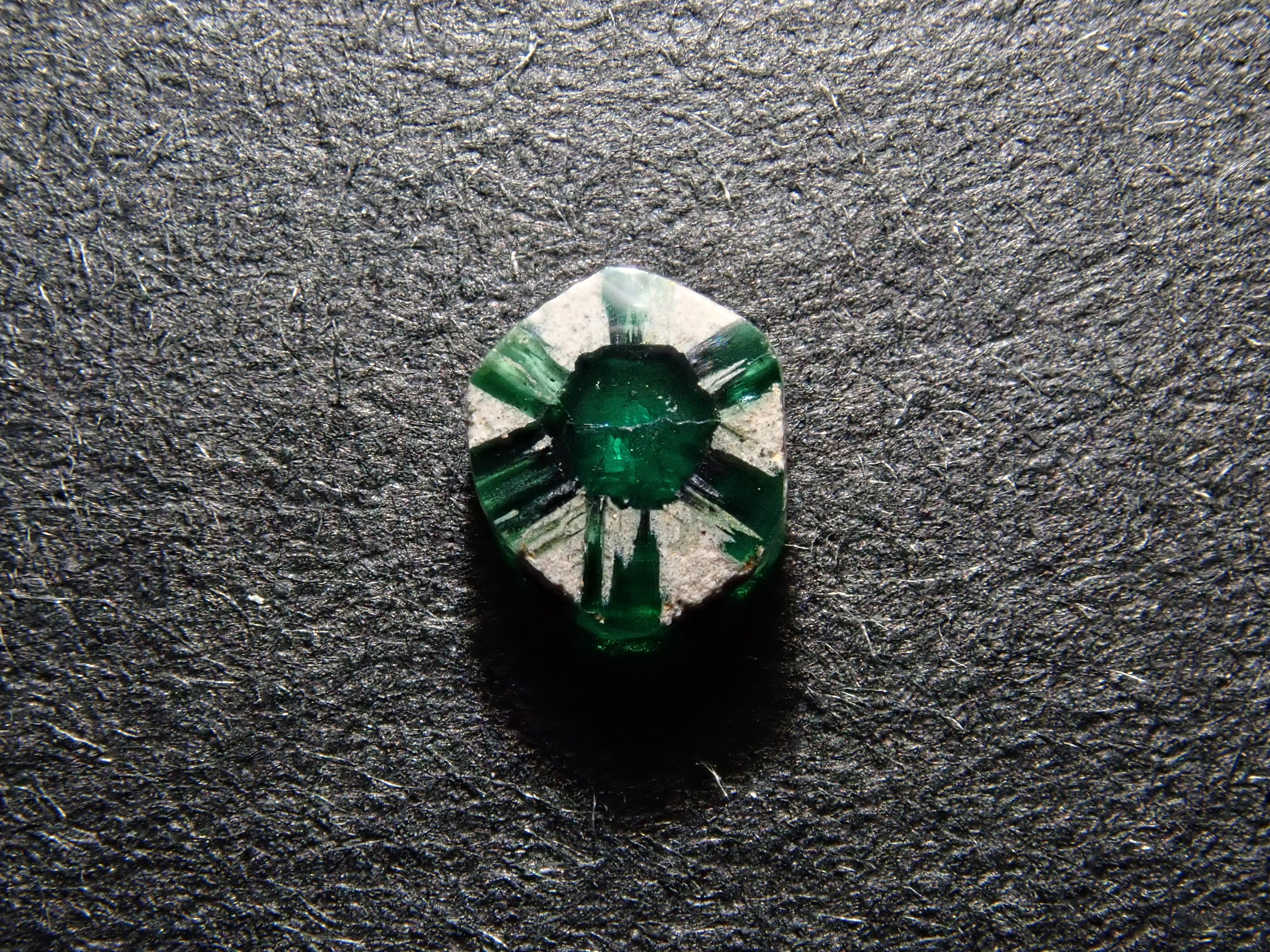 コロンビア産トラピッチェエメラルド(逆トラピッチェ) 0.131ct原石