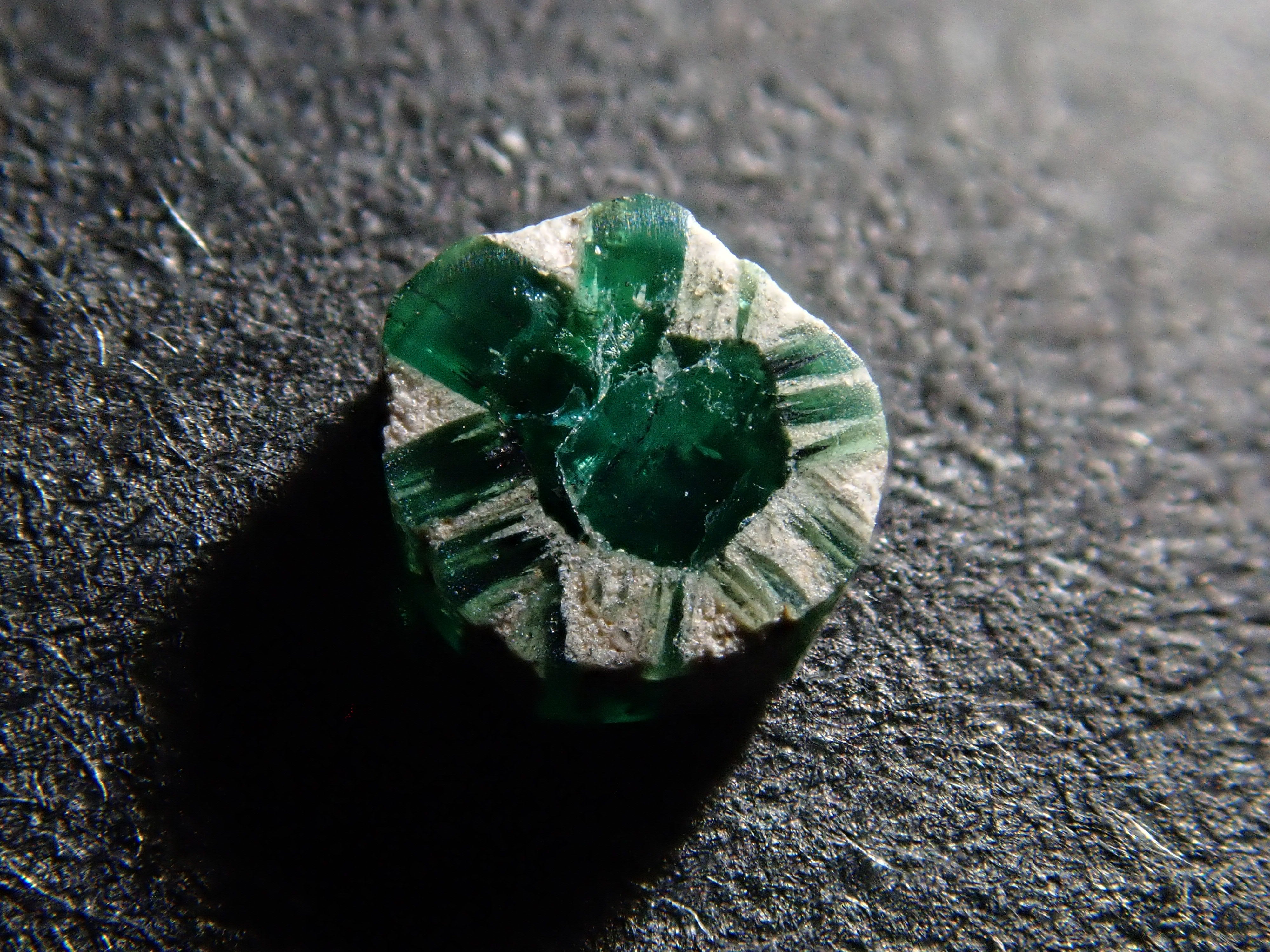 コロンビア産トラピッチェエメラルド(逆トラピッチェ) 0.131ct原石