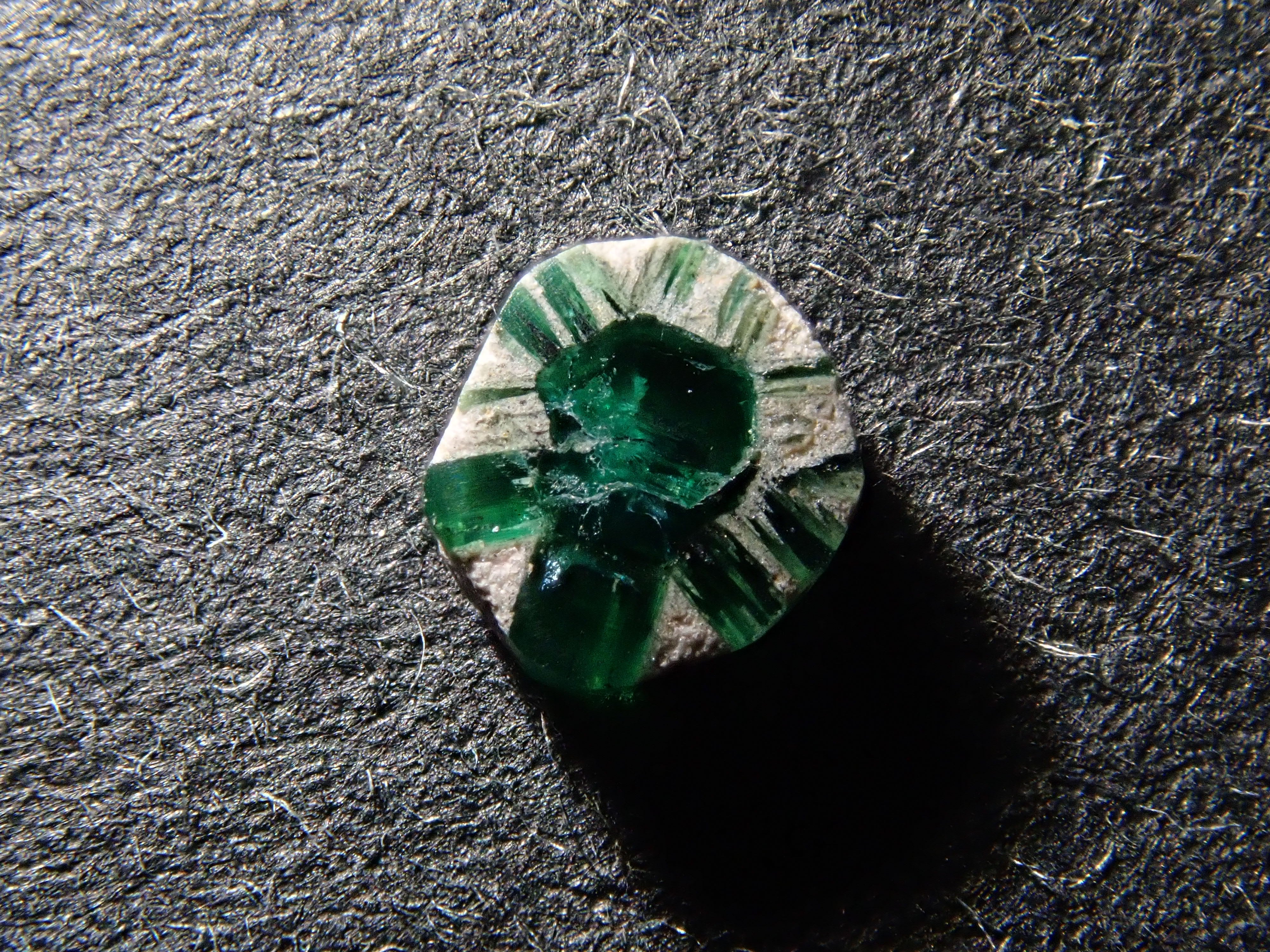 コロンビア産トラピッチェエメラルド(逆トラピッチェ) 0.131ct原石