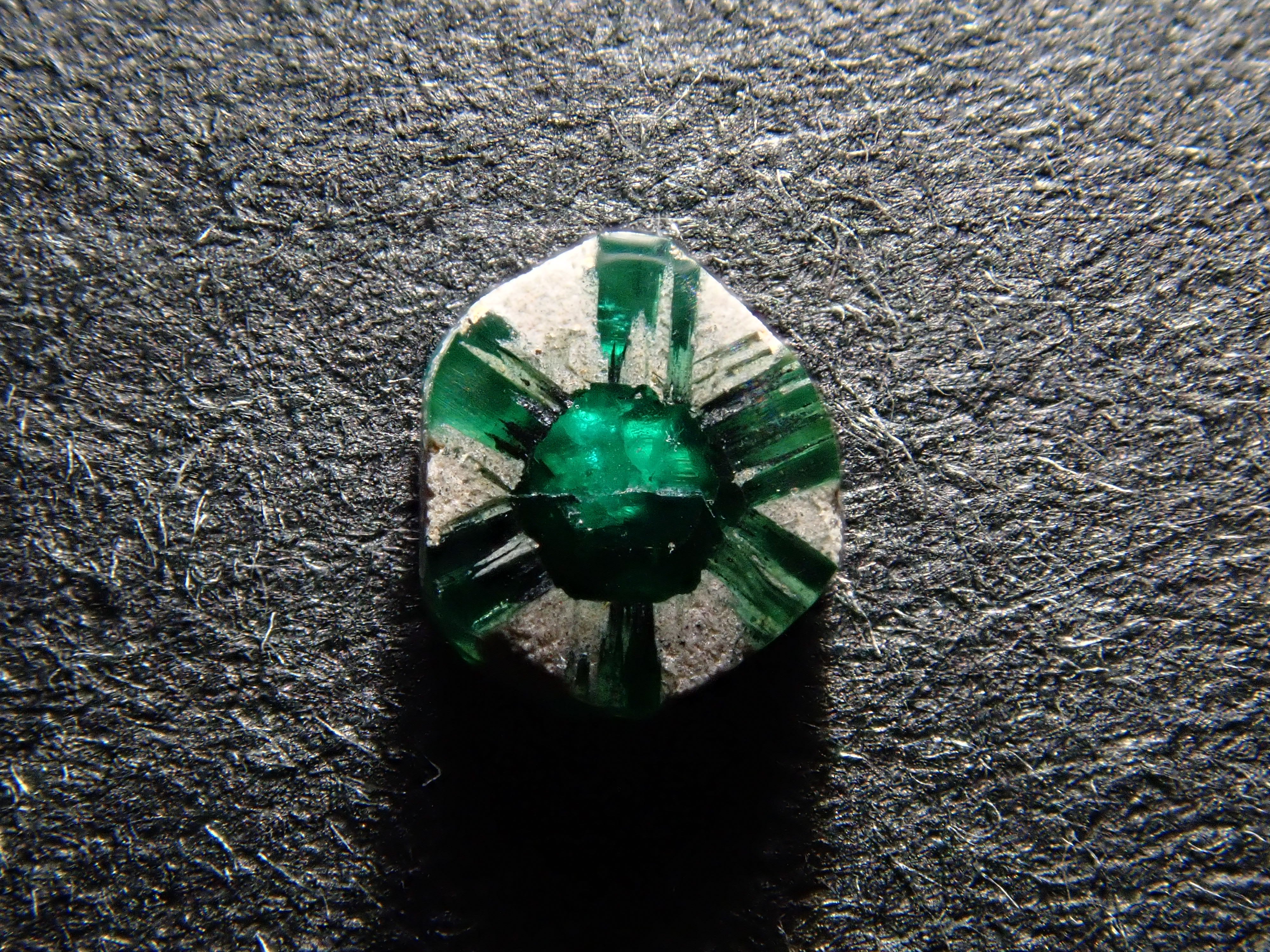 コロンビア産トラピッチェエメラルド(逆トラピッチェ) 0.131ct原石