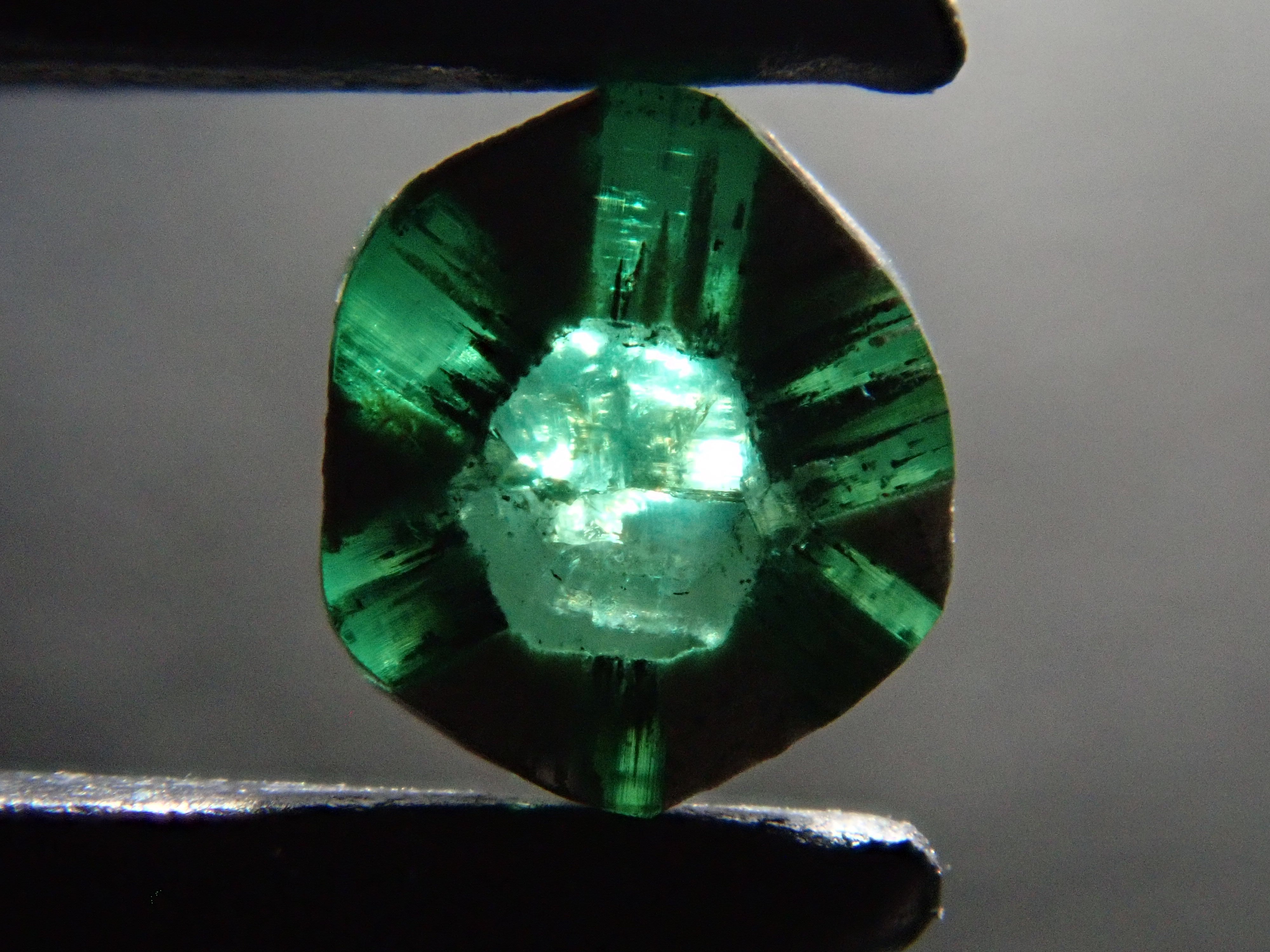 コロンビア産トラピッチェエメラルド(逆トラピッチェ) 0.131ct原石