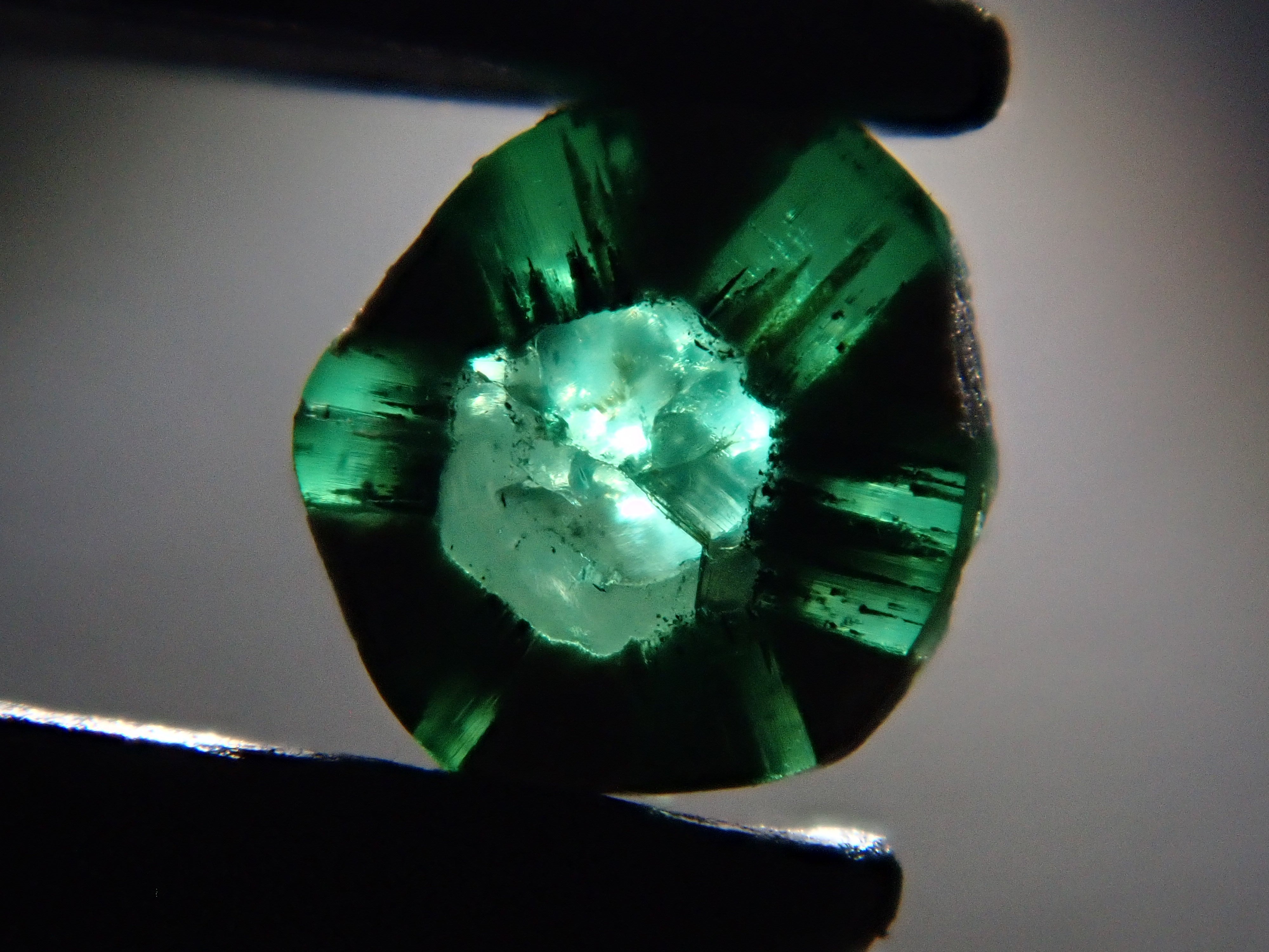 コロンビア産トラピッチェエメラルド(逆トラピッチェ) 0.131ct原石